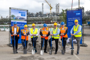Veit Enders, Member of the Board von Schütz, Prof. Dr. Klaus Blettner, Oberbürgermeister der Stadt Ludwigshafen, Helmut Winterling, President Europäische Verbundstandorte bei BASF, Udo Schütz, Founder of Schütz Group, Uwe Lohr, Senior Vice President Global Indirect Procurement bei BASF, Roland Straßburger, CEO von Schütz, Matthias Dohrn, President Global Procurement bei BASF (v.l.n.r.)