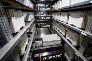 Dematic Multishuttle-Lösungen kombinieren hochverdichtete Lagerung mit Goods-to-Person-Kommissionierung, um den Durchsatz zu steigern und Bestände zu optimieren.