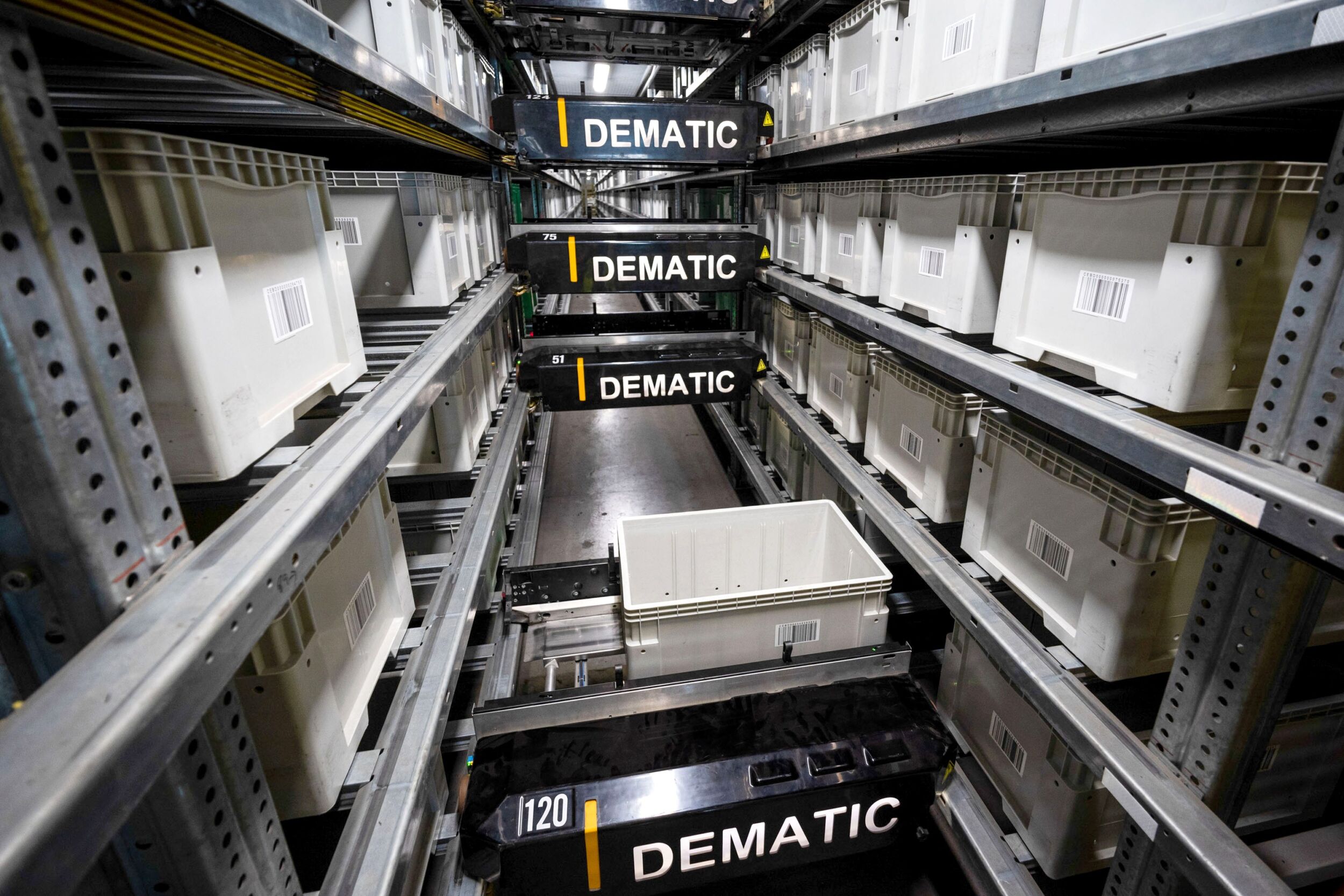 Dematic Multishuttle-Lösungen kombinieren hochverdichtete Lagerung mit Goods-to-Person-Kommissionierung, um den Durchsatz zu steigern und Bestände zu optimieren.