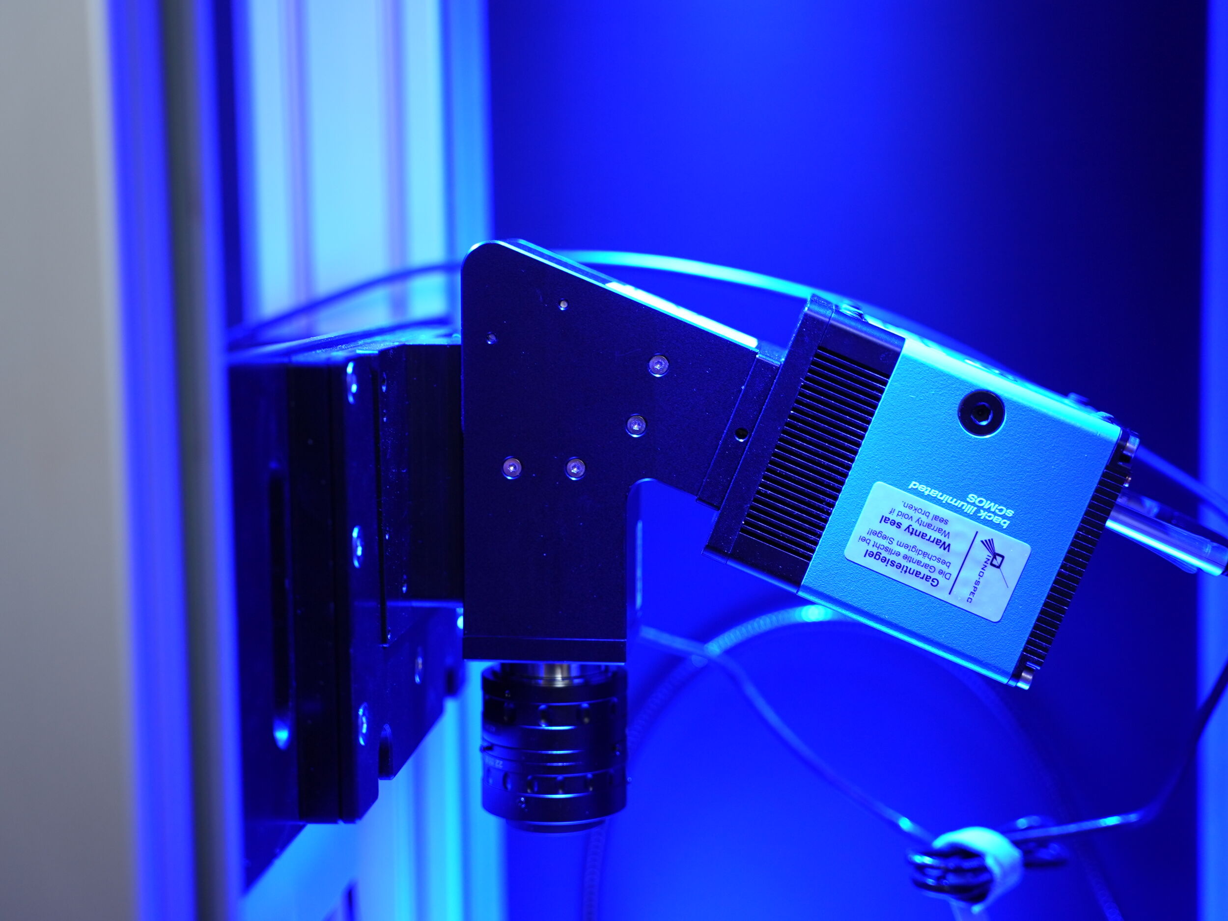 Bild 1 | Die UV-Hyperspektralkamera BlueEye deckt den Bereich von 220 bis 380nm ab und ermöglicht so die Untersuchung neuer Materialklassen mit HSI.