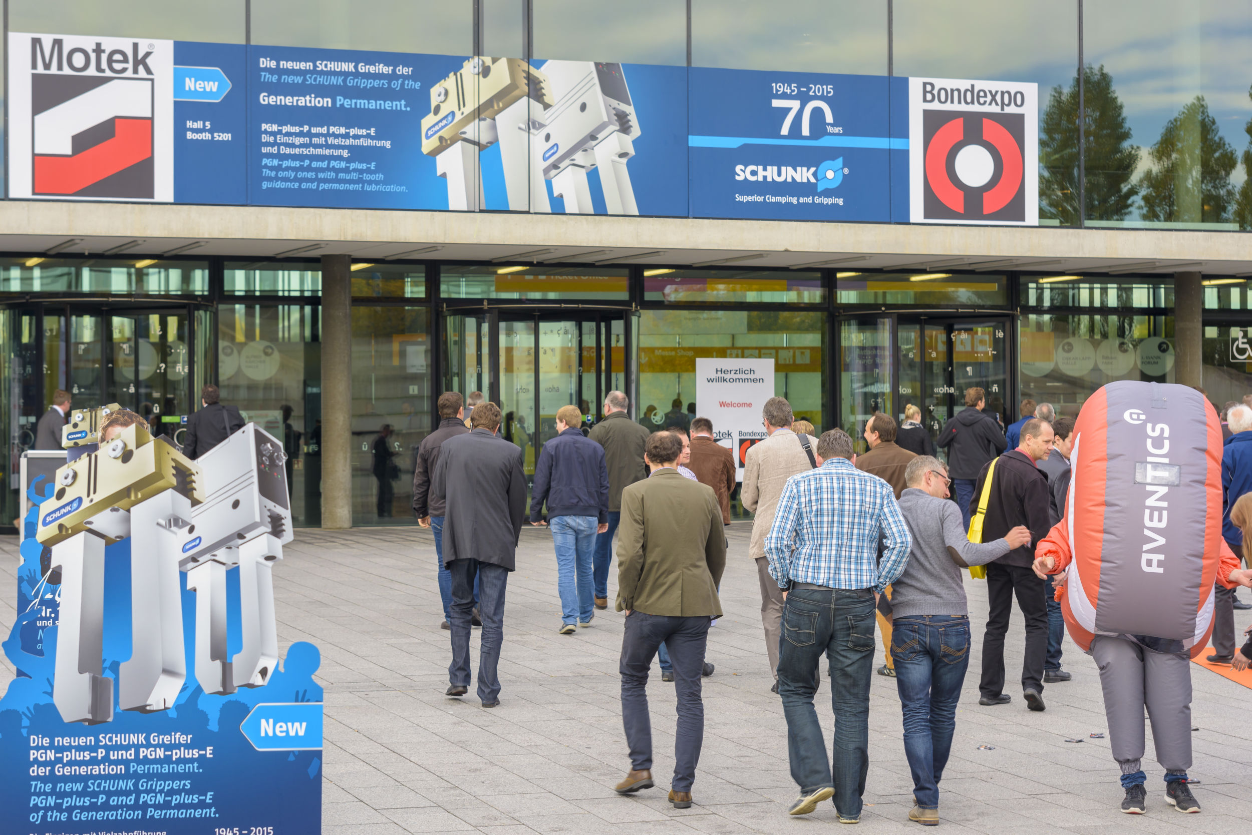 Die Robotik im Rampenlicht 1 120032 Bild 1 motek besucher 09 1