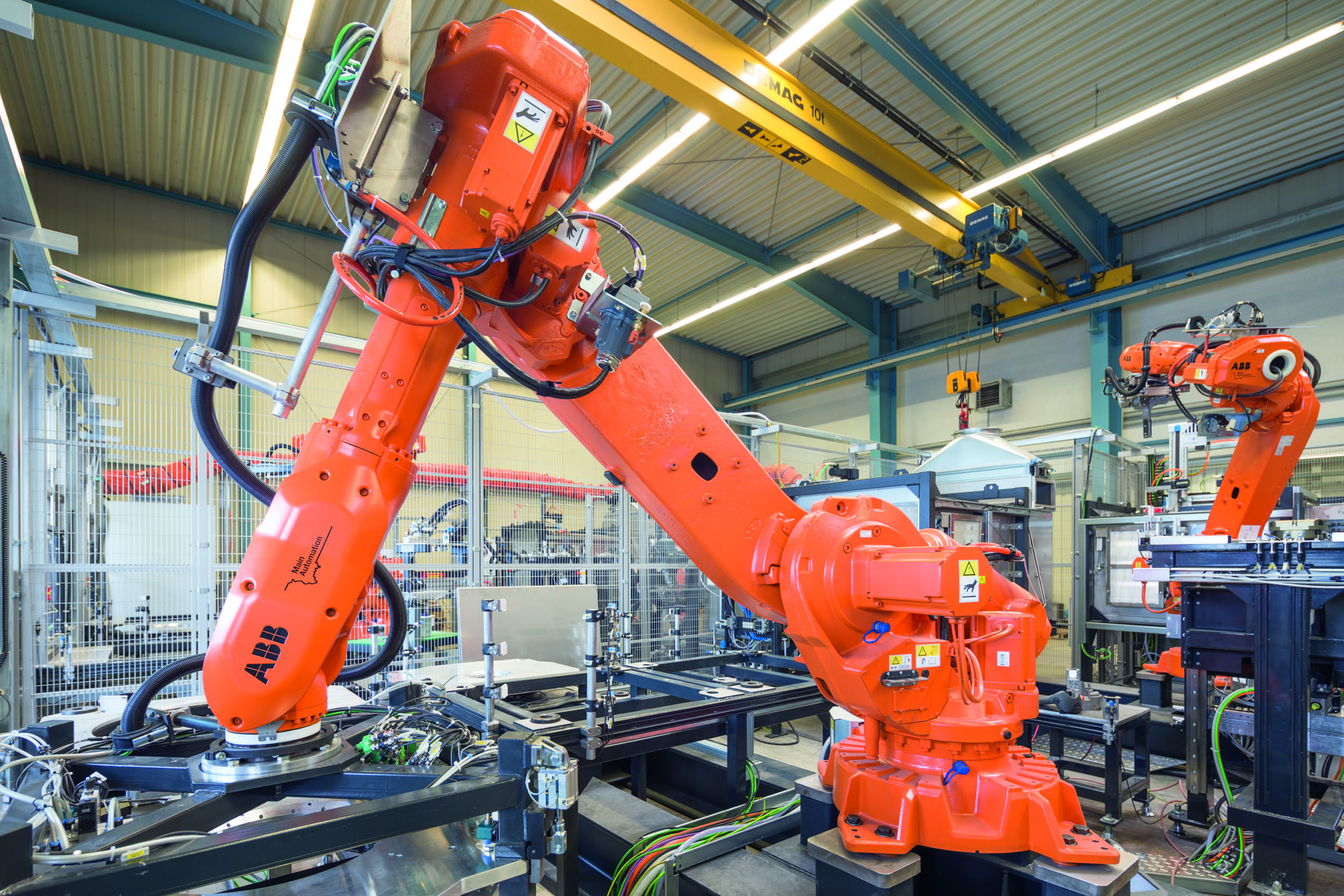 Roboter fertigen Antriebe für Aufzüge 7 123850 4LS1421