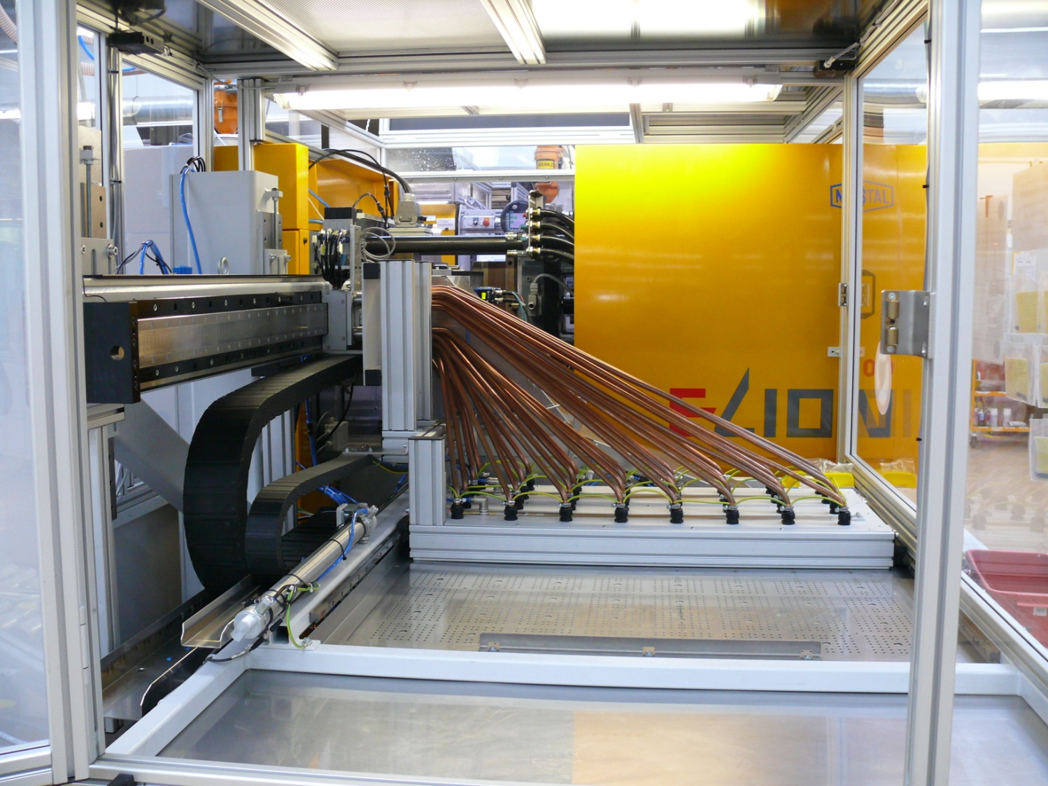 Entnahme und Qualitätskontrolle von Dünnwandspritzgussteilen 8 127616 1