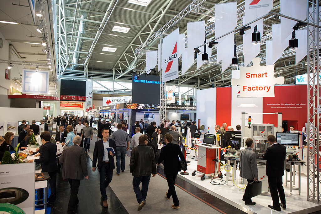 web 135313 productronica 2015 besucher in den messehallen