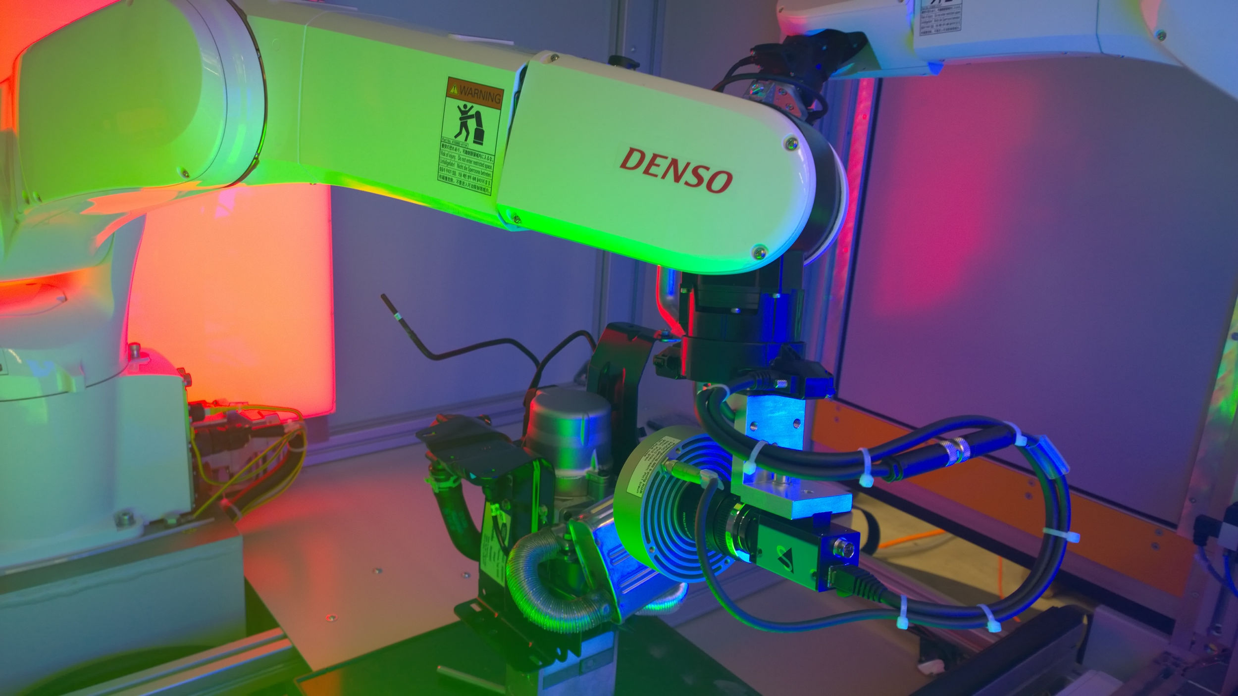 Prüfzelle mit zwei Sechsachsern 2 web 136463 Handke DENSO Pressefoto