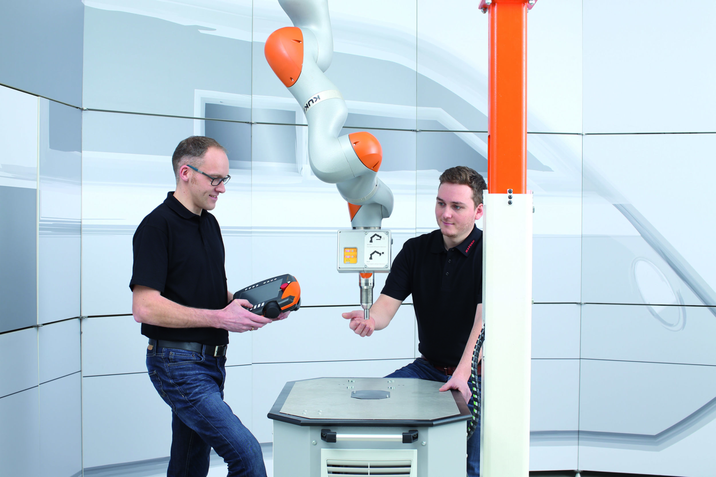 Ultraschallsensor für die MRK-Werkzeugabsicherung 8 web 136980 PI Mayser Bild 1 KUKA Entwickler Mayser CMYK