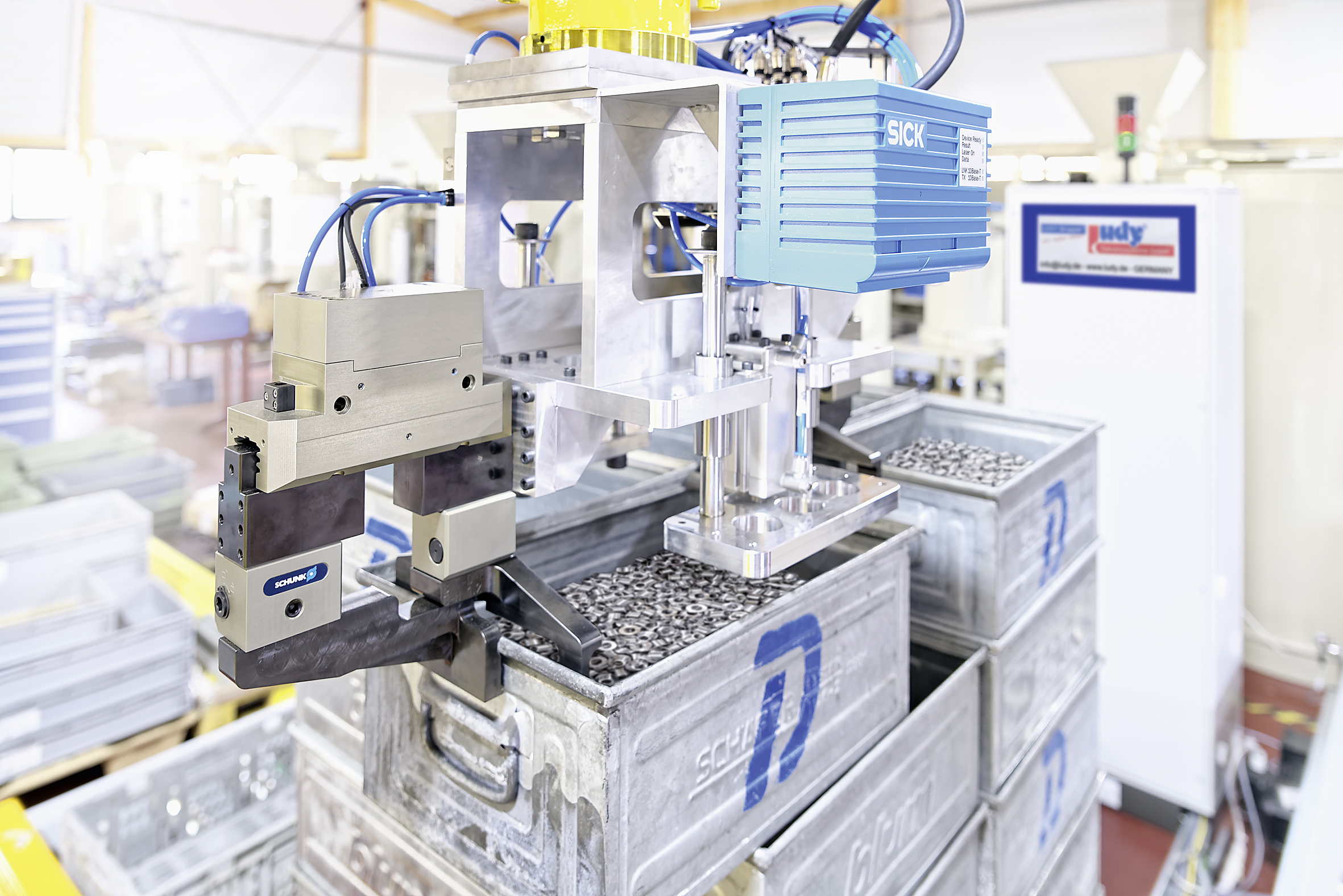 Greiferlösung entlastet Mitarbeiter bei Palettieraufgaben 8 web 144086 Entnahme 1