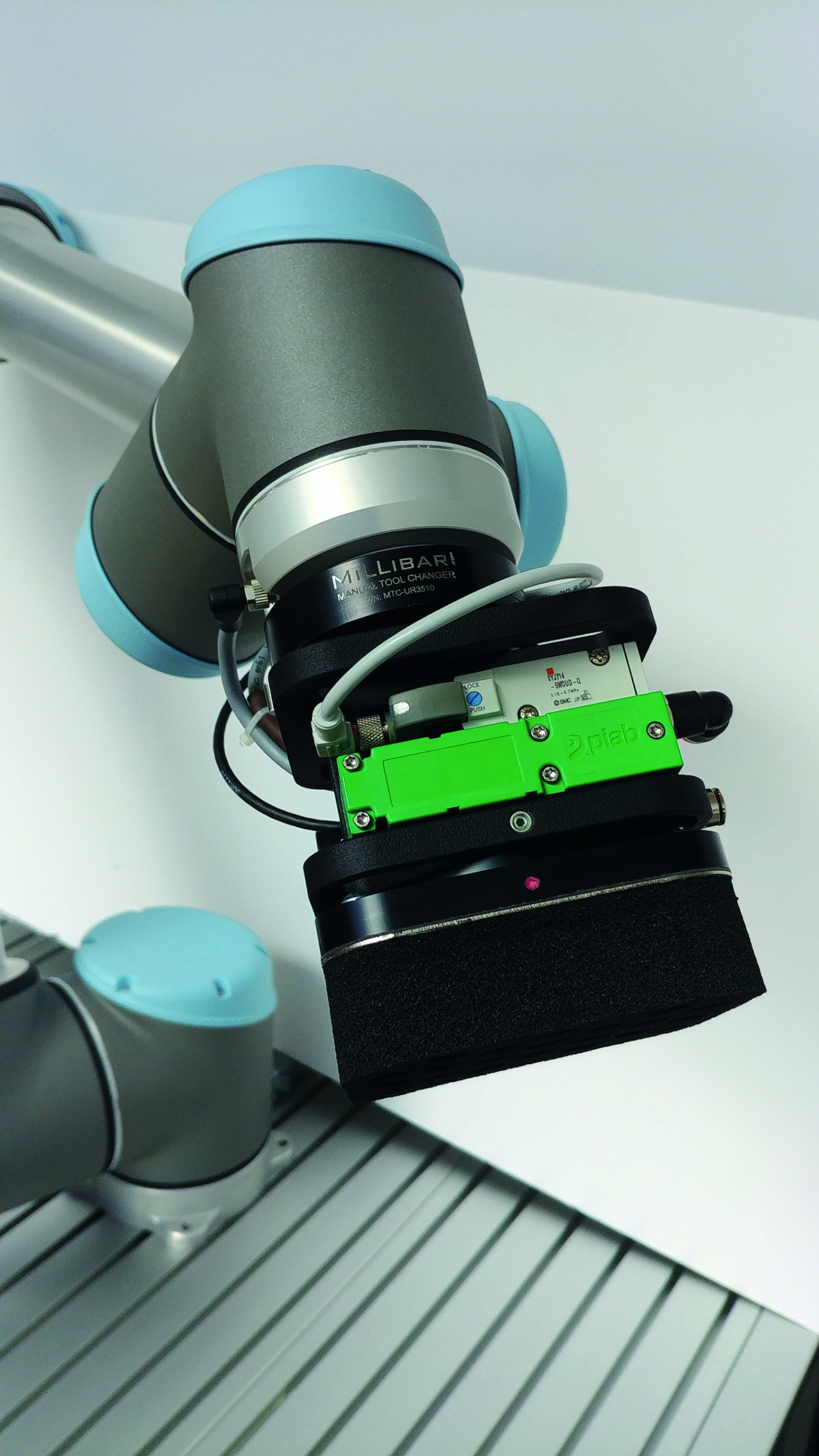 web 145711 Cobot Greifer KCS an einem UR5