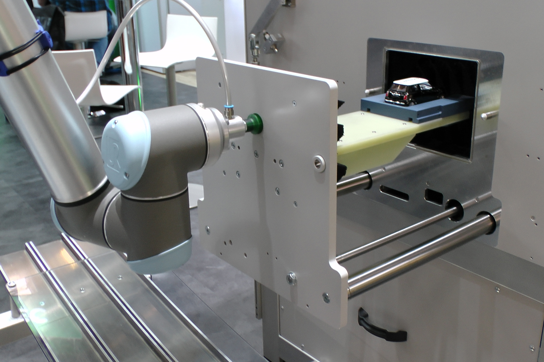 web 150421 Bild 2 HF Test Cobot