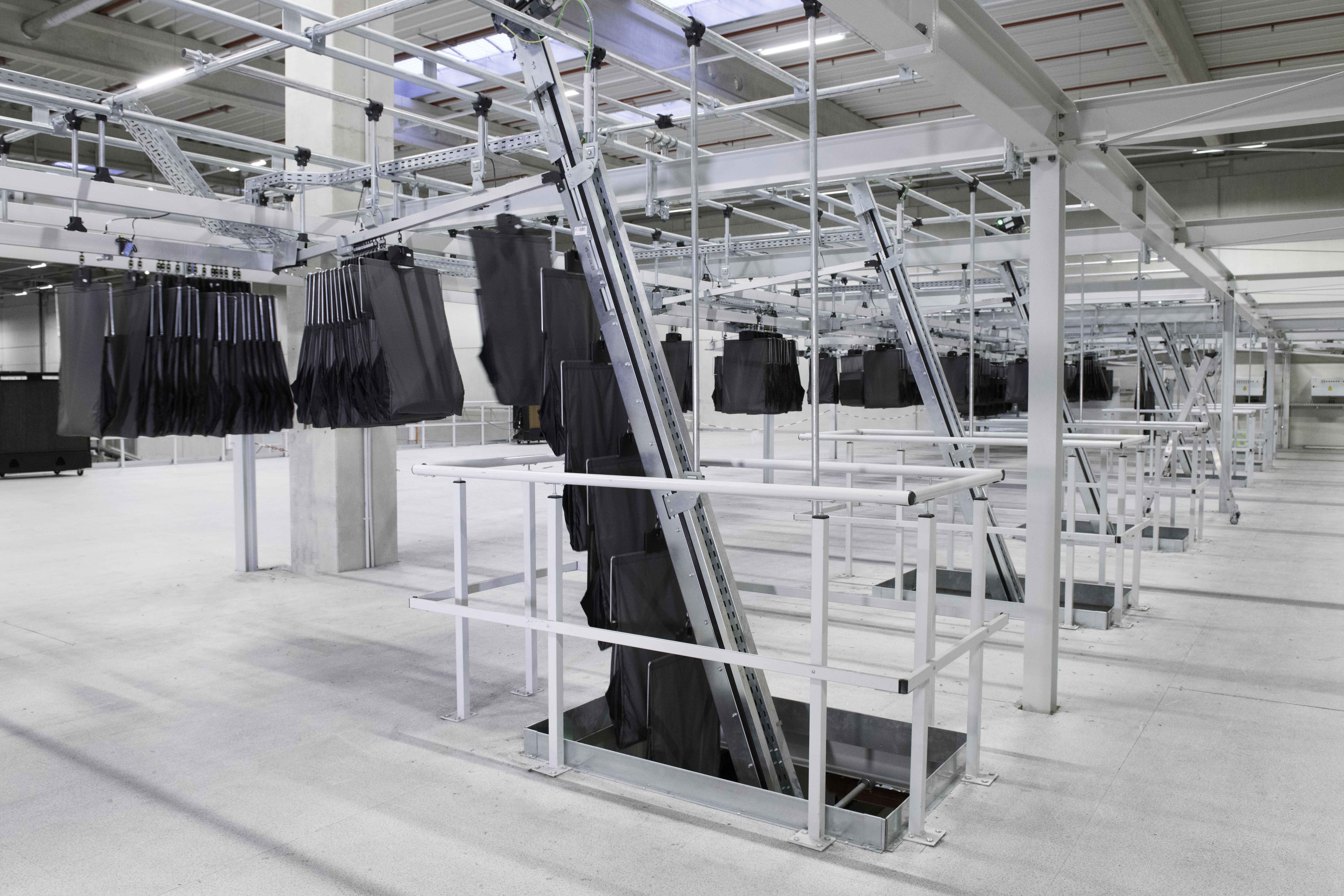 web 151444 Dematic Taschensortiersystem