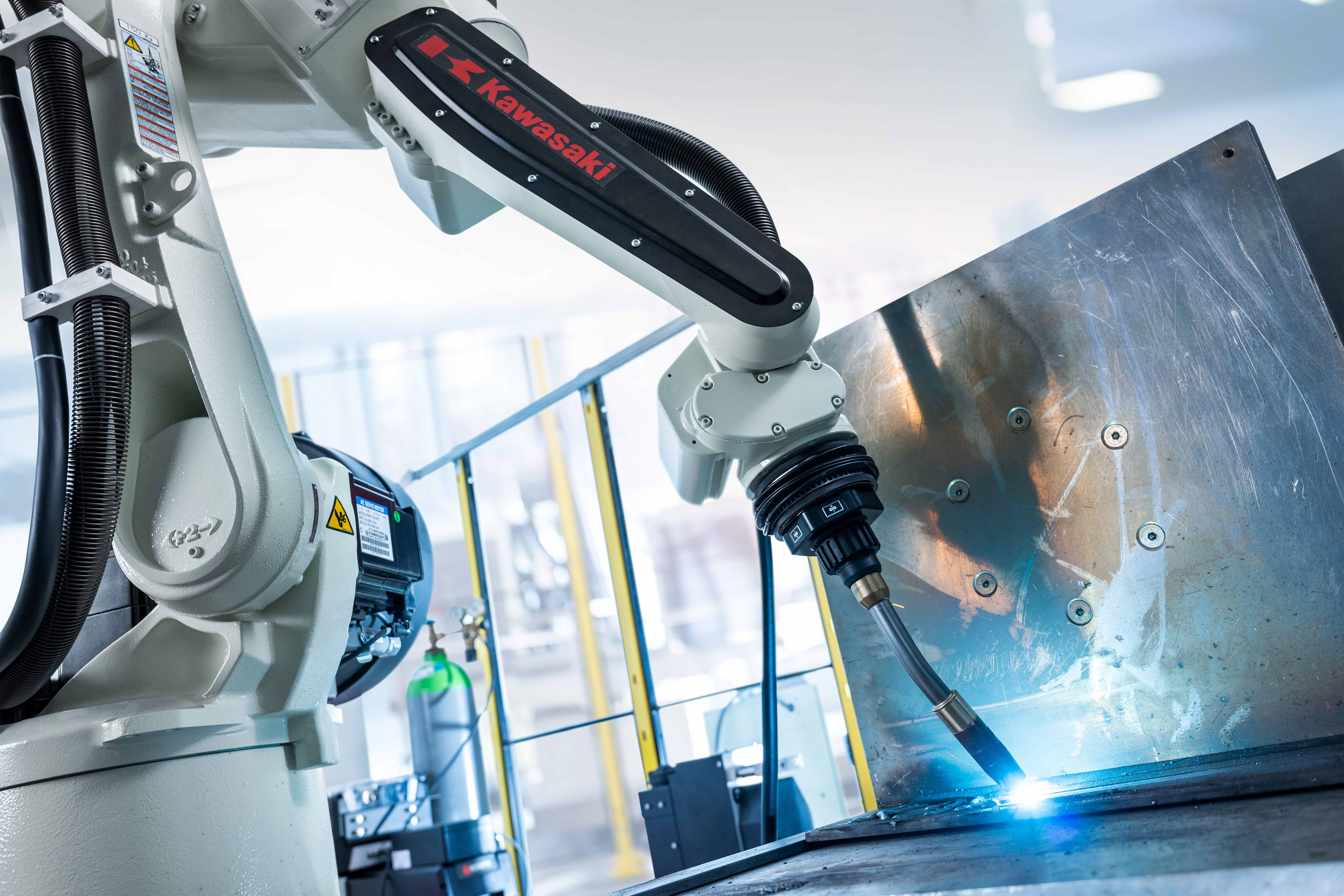 web 156507 Bild01 Kawasaki Schwessroboter in Aktion