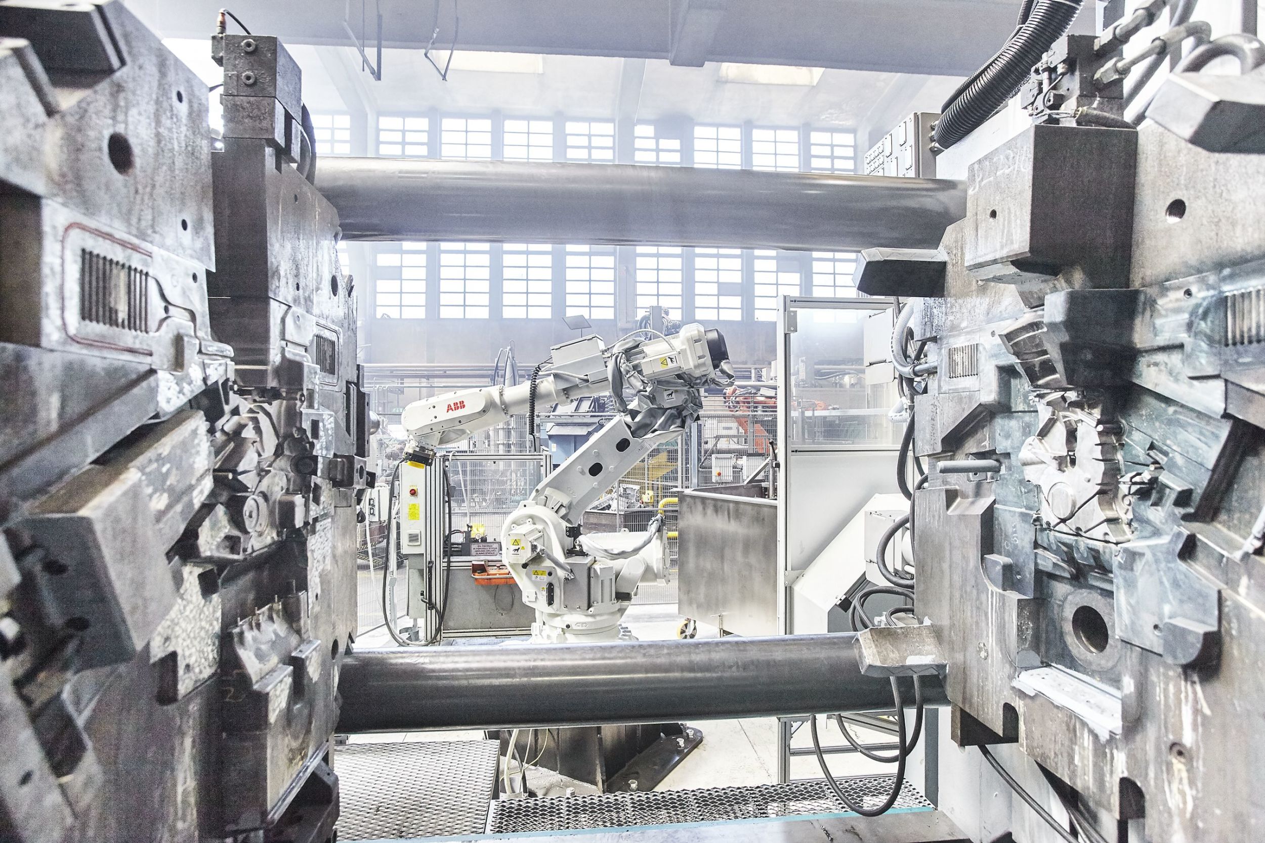 web 161593 ABB robots in foundries Forges