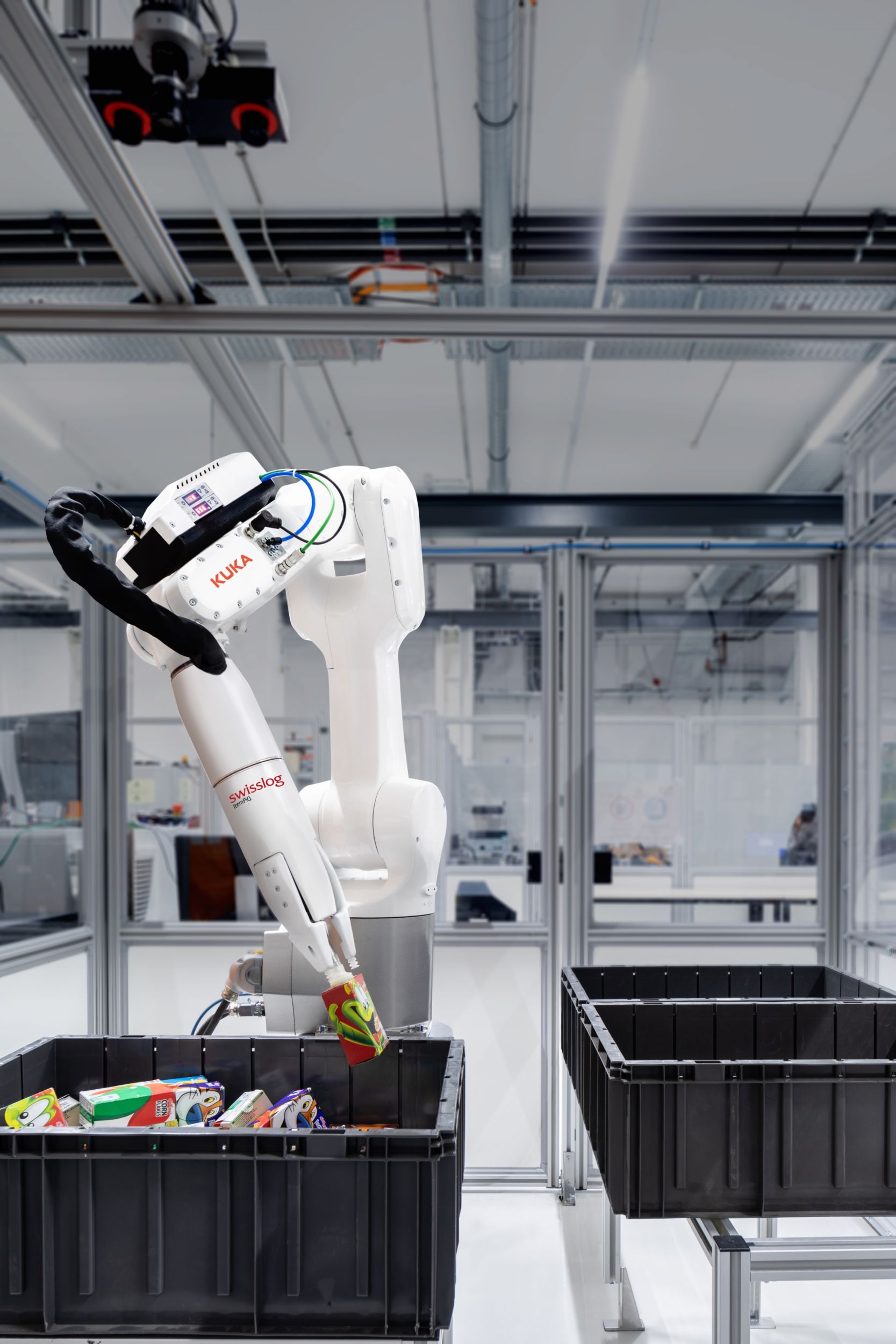 Vollautomatisierte Kommissionierlösung mit Kleinroboter 4 web 155172 KR AGILUS ItemPiQ 02