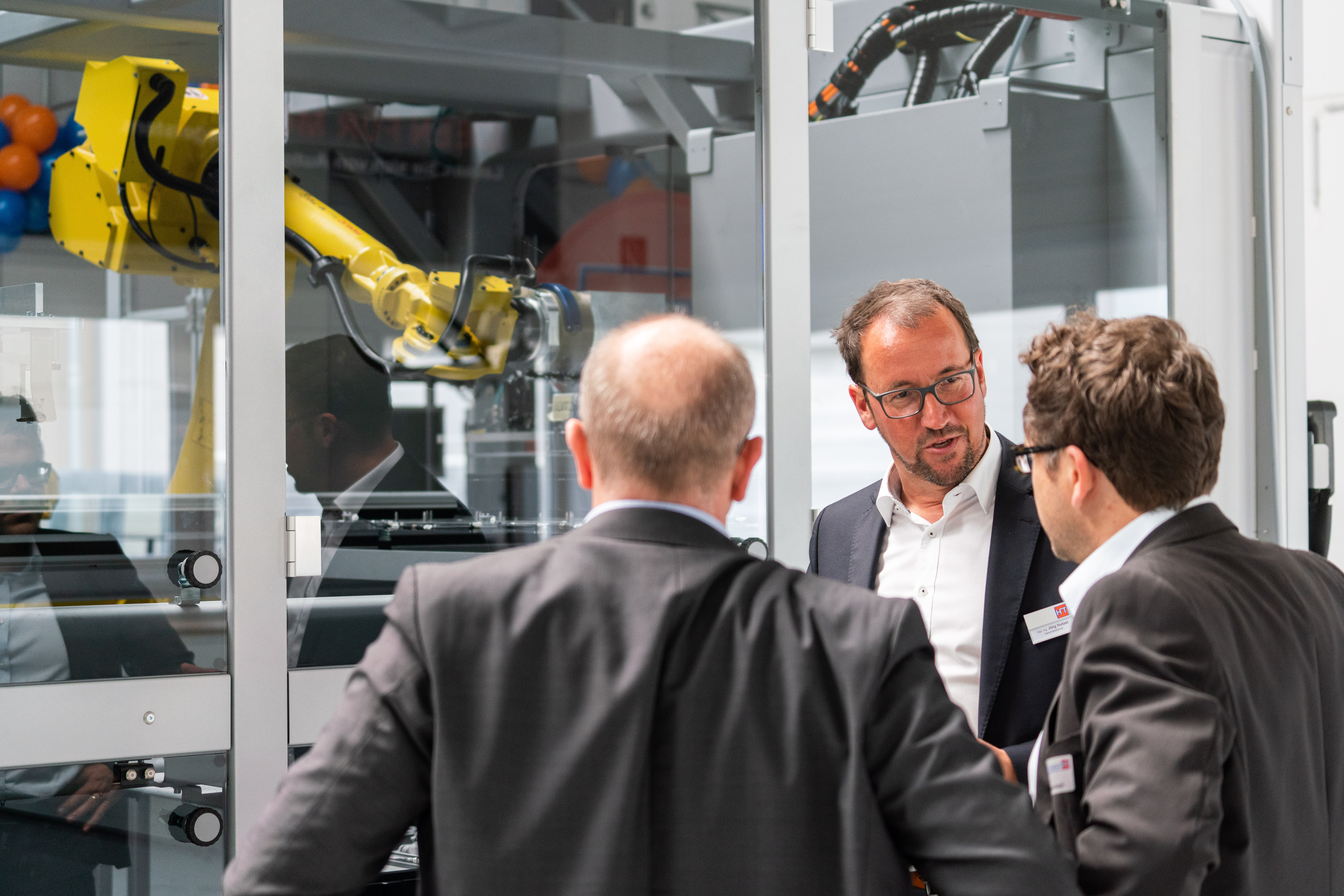 25 Jahre Automationslösungen 4 web 160964 Beratungsszene mit Geschaeftsfuehrer Joerg hutzel