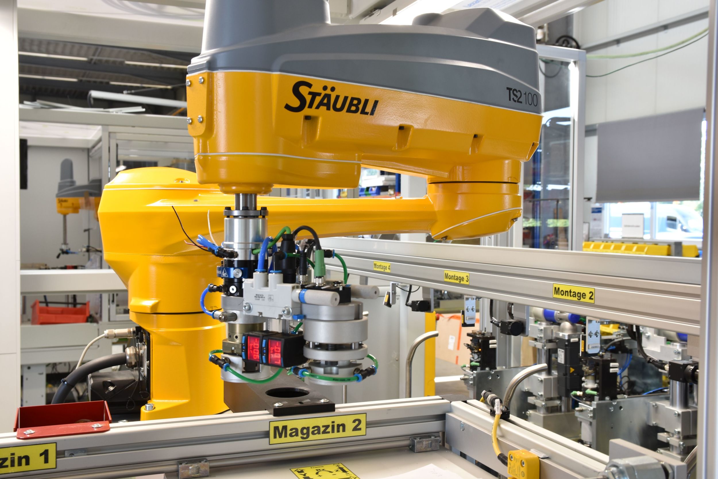 web 168195 Im Aufbau befindliche Roboteranlage