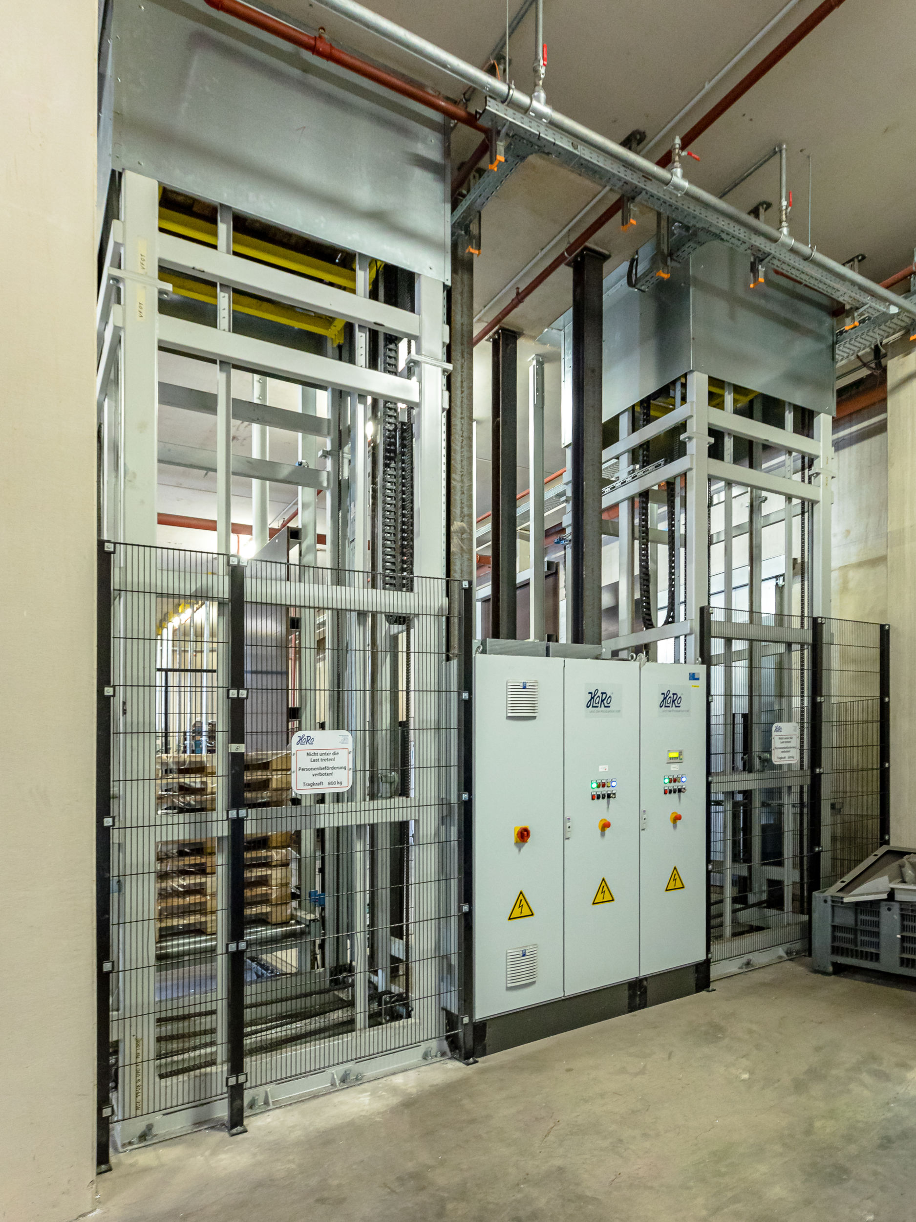 Fördertechnik für Produktions- und Logistiklinien 4 web 169644 02 Zwei Vetikalfoerdereranlagen als 20190930124528