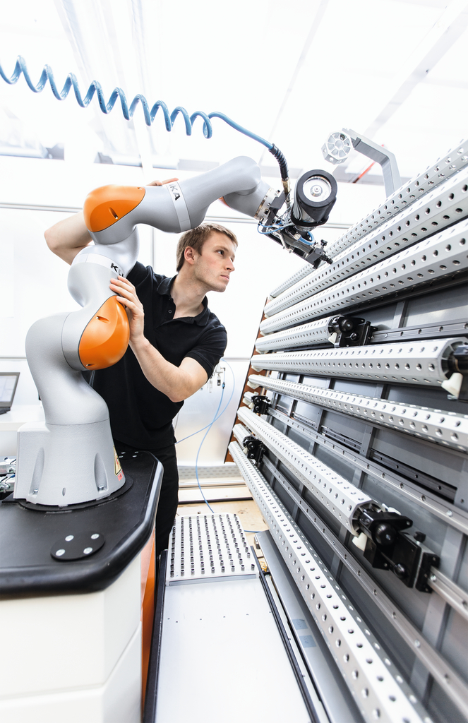 web 170082 KUKA Human Robot Collaboration 01