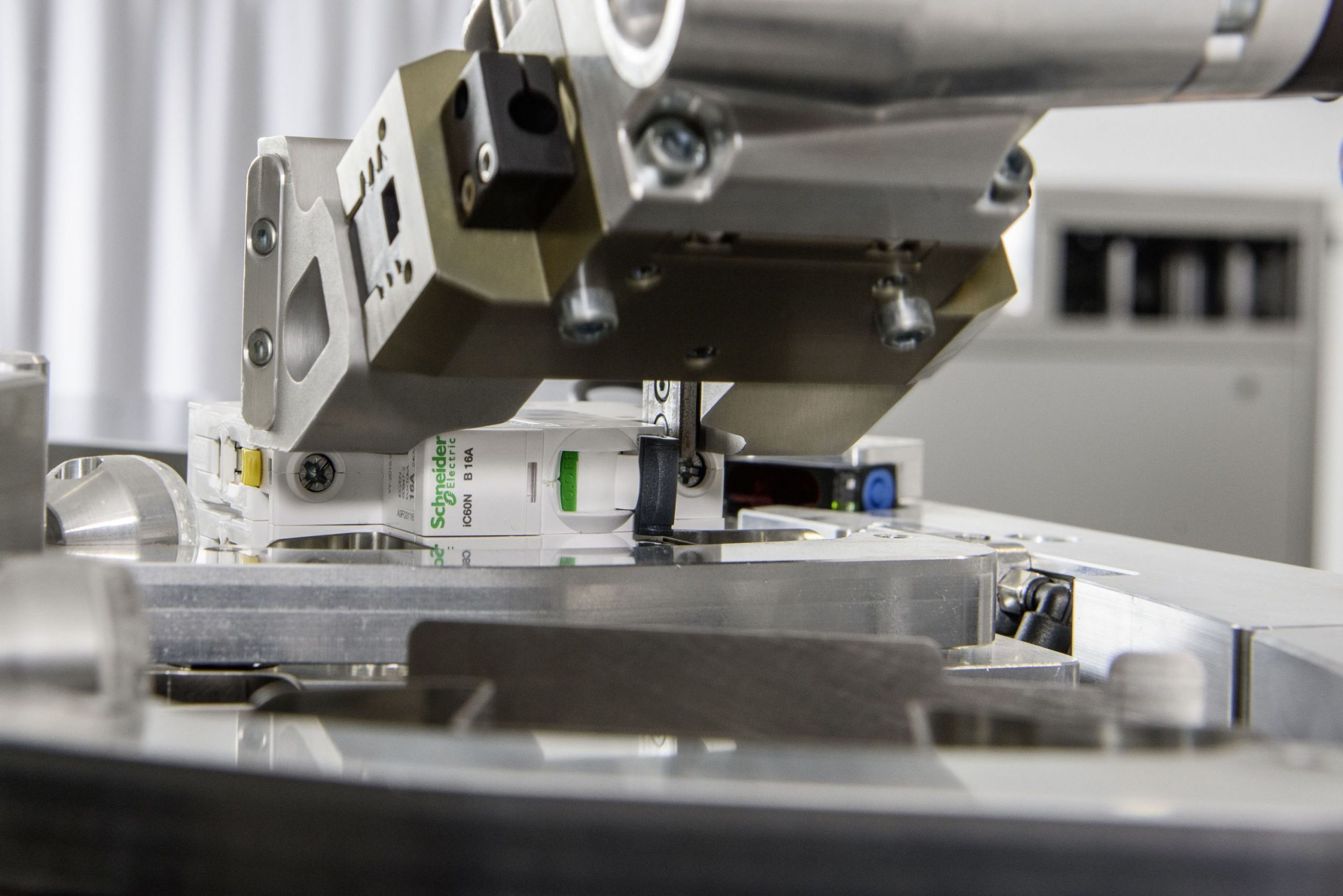 web 176199 Roboter gestuetzter Schaltschrankba 20200206081203 scaled 1