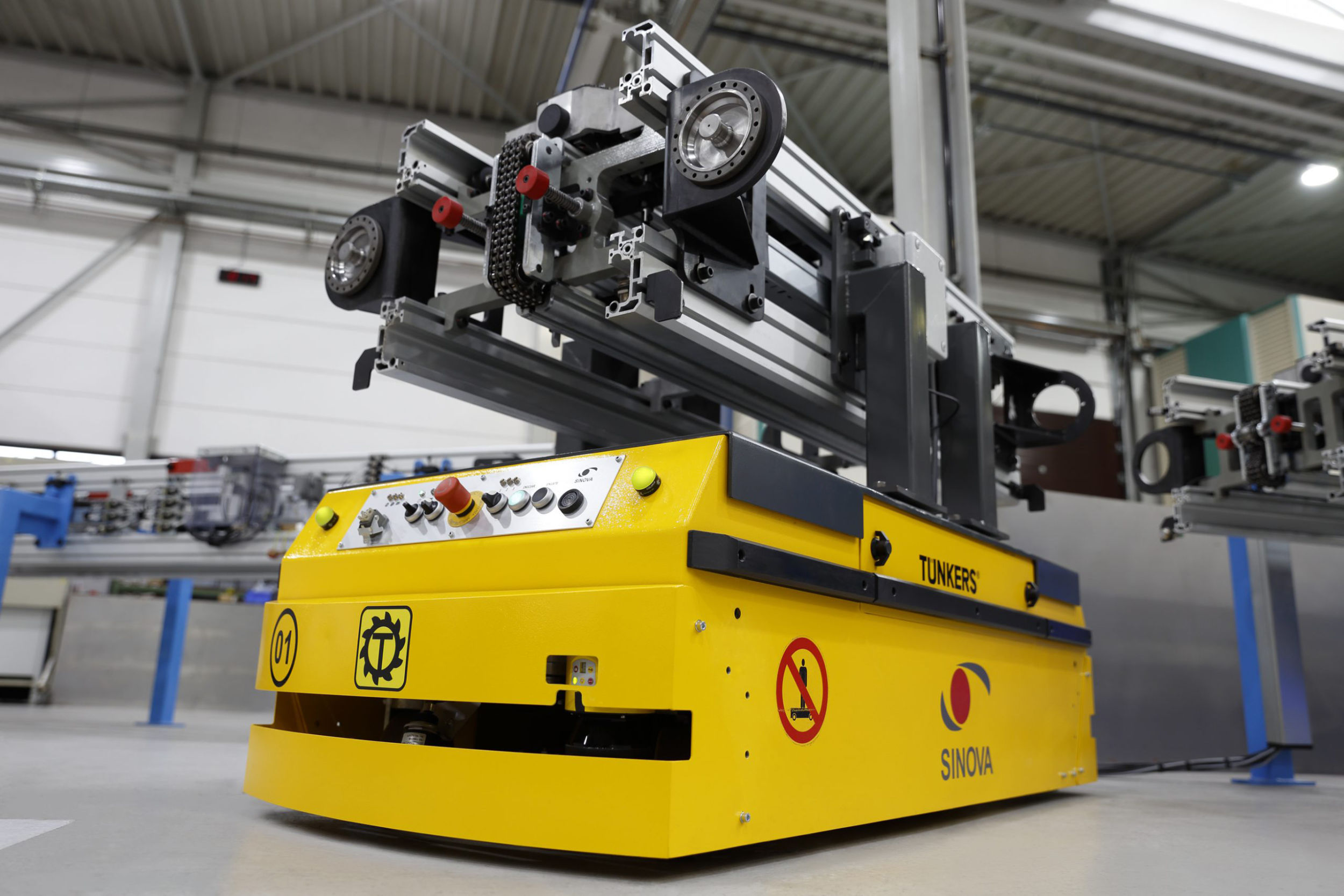 Breites fahrerloses Fahrzeugangebot bei Tünkers 10 web 178085 aufmacher scaled 1