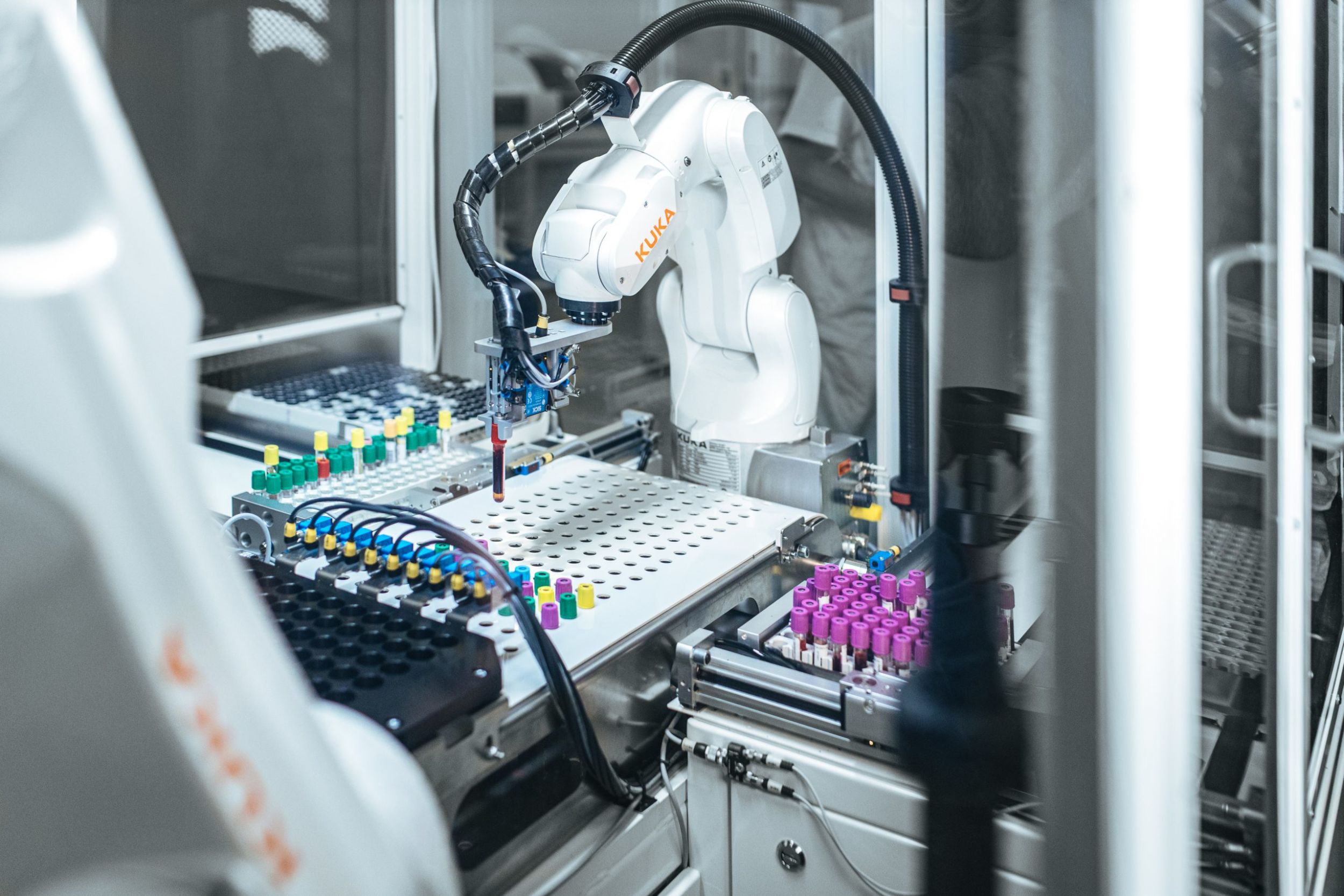 Roboter sortieren bis zu 3.000 Blutproben pro Tag 8 web 182614 KUKAAalborg University Hospital 5 scaled