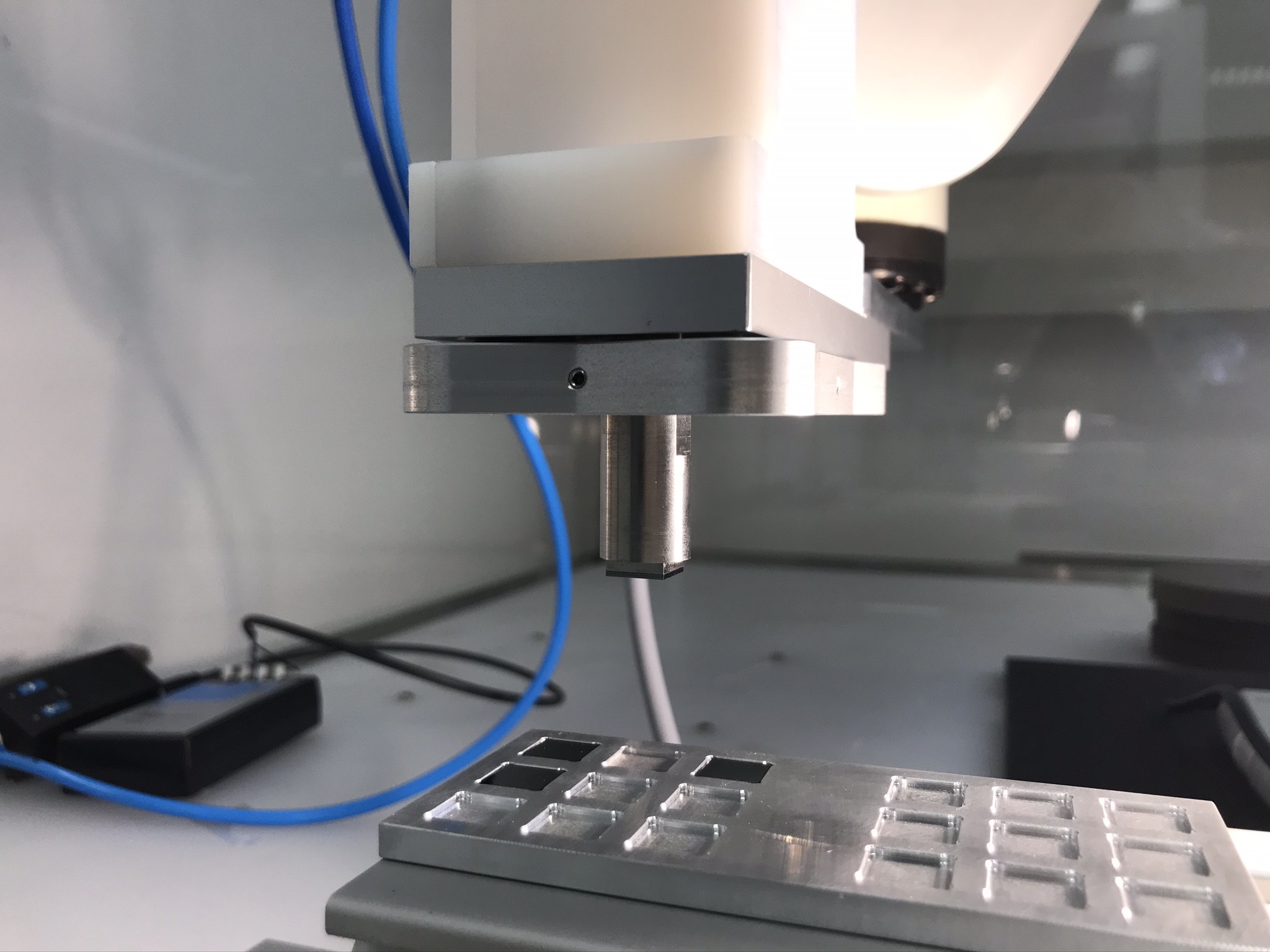 Berührungslose Kleinteile-Handhabung in der Halbleiterindustrie 11 193087 MicroLevi Gripper 2