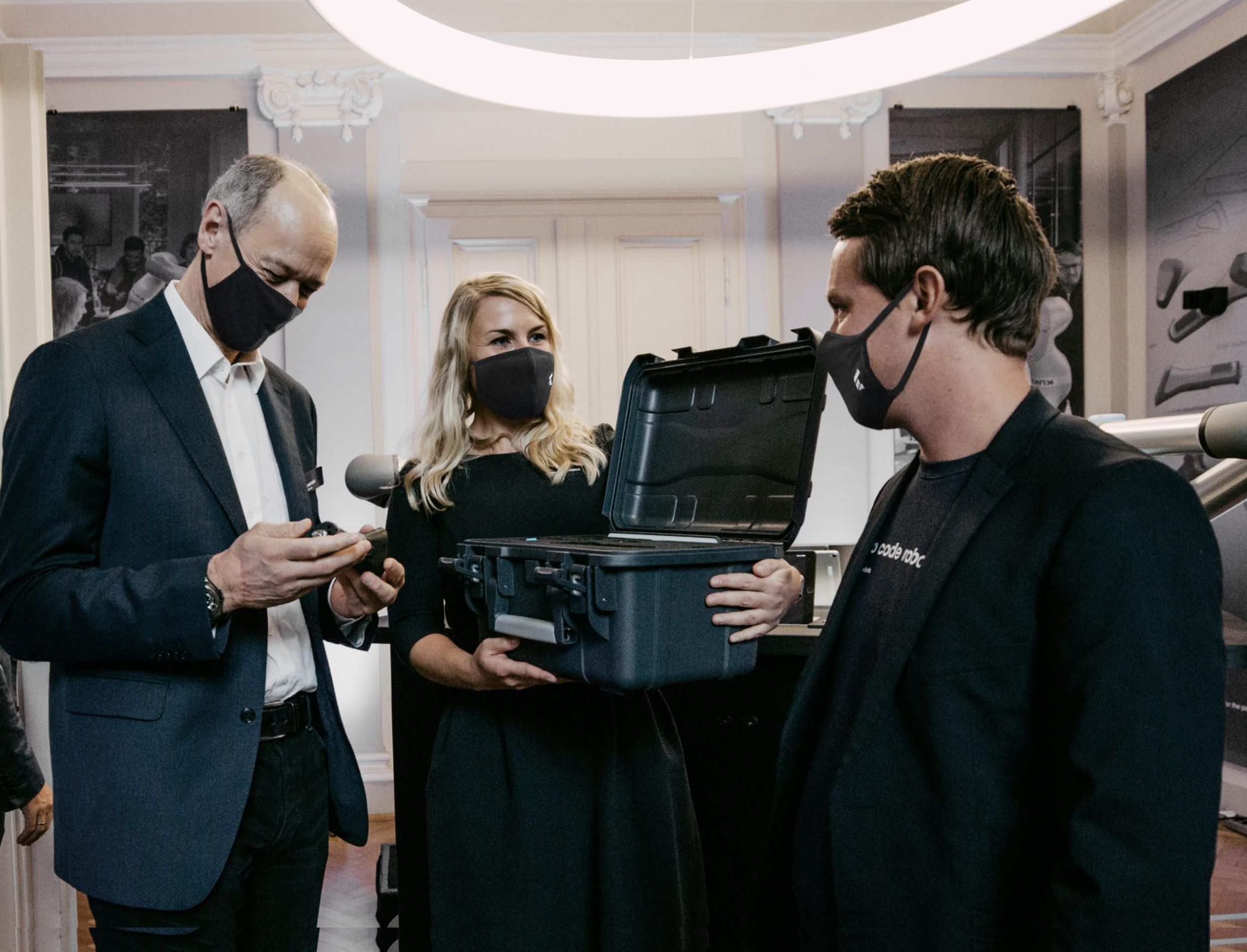 No-Code-Robotiklösung wird ausgeliefert 4 194687 Roland Busch receives TracePen scaled