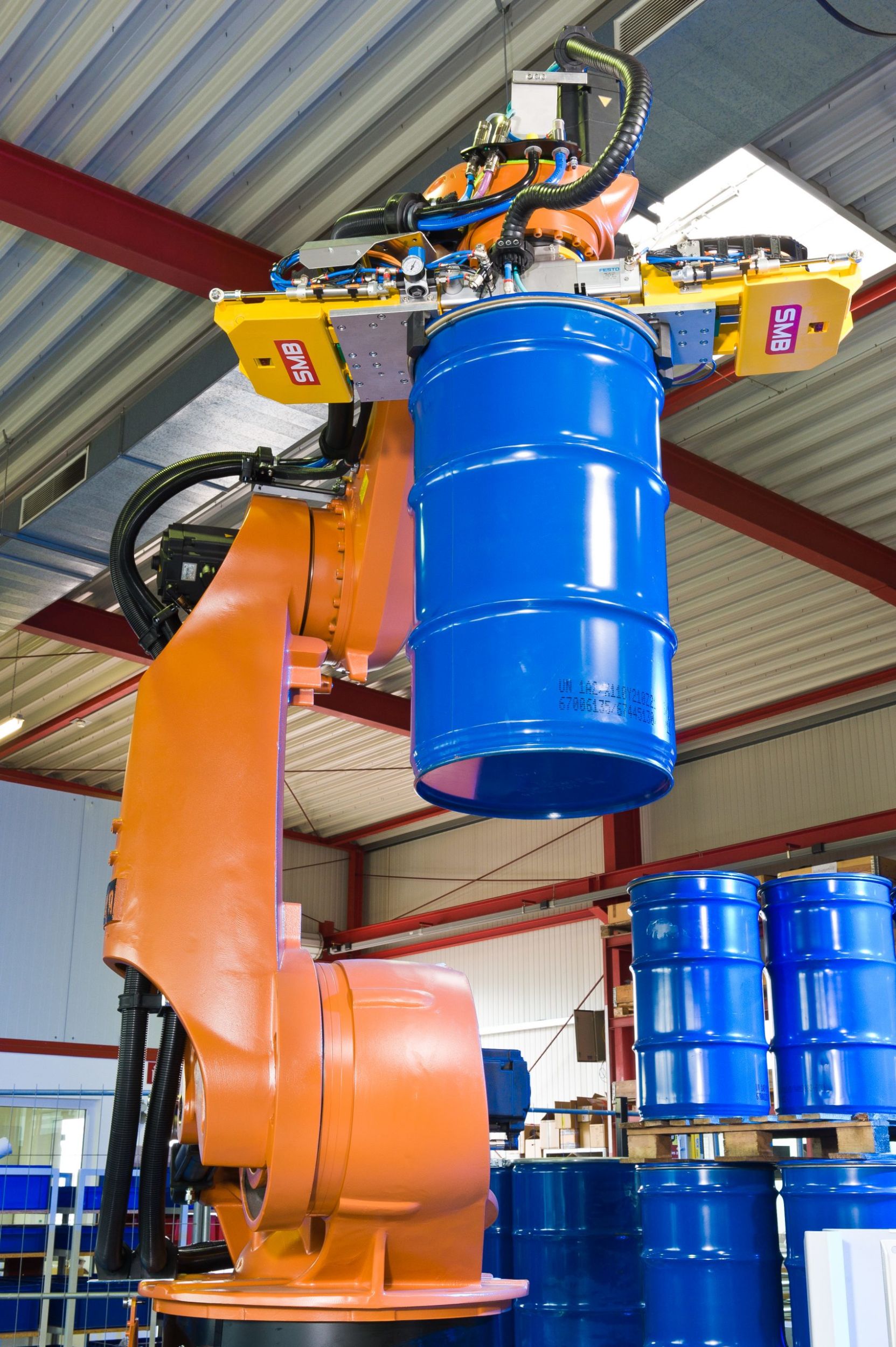 Flexibler Kombigreifer mit Lasertechnik 6 web 194756 SMB Kombigreifer Leerfass Entlade Roboter scaled