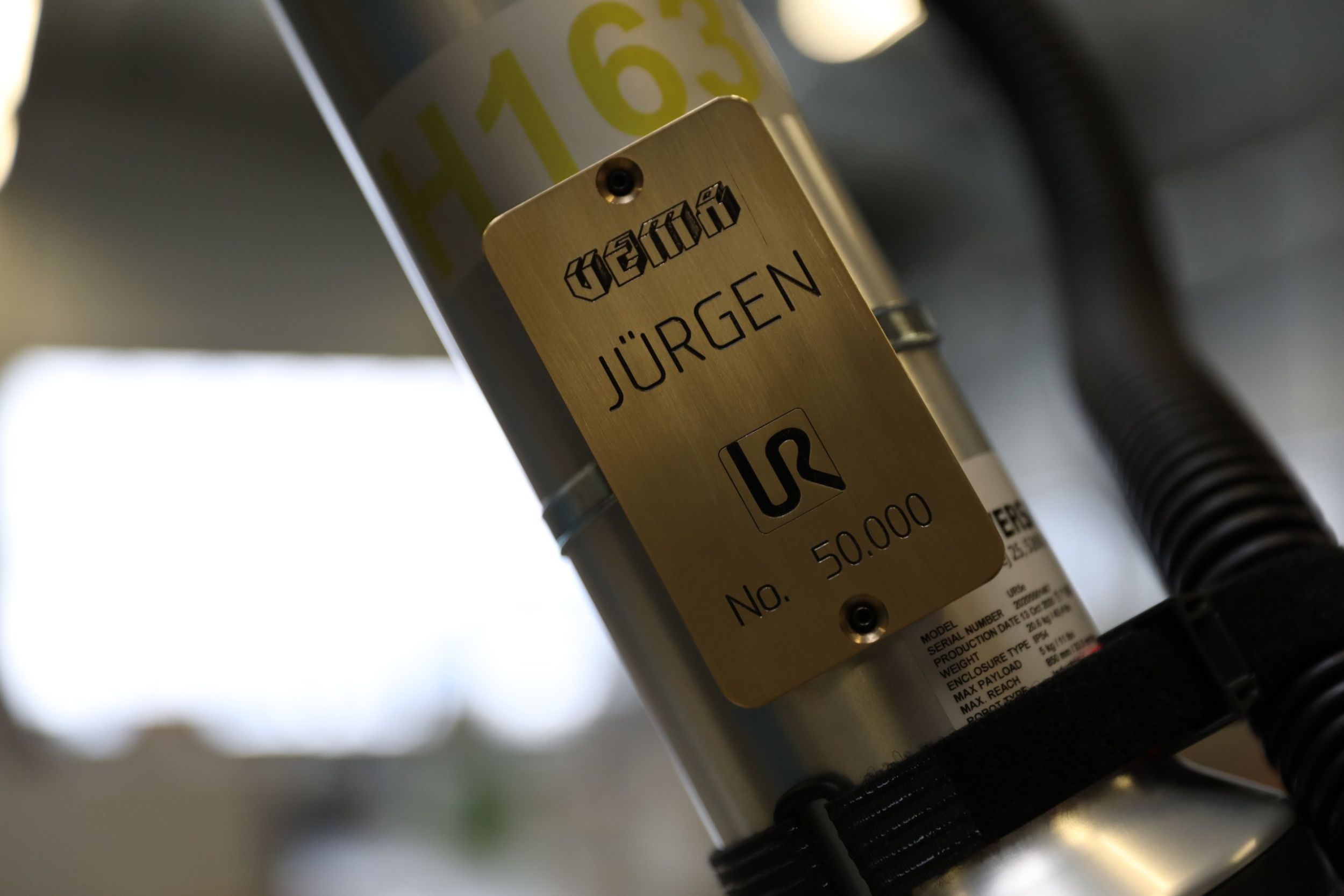 50.000 verkaufte Cobots 4 198632 202012 UR Juergen name tag c Universal Robots scaled