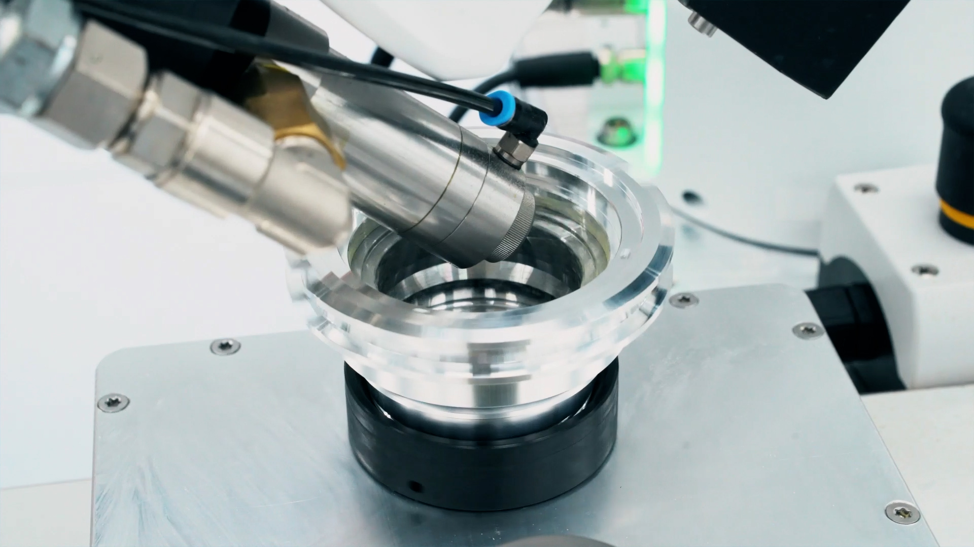 Automatisierter Fettauftrag für Roboterachsen 6 200721 spruehauftrag eco spray 3