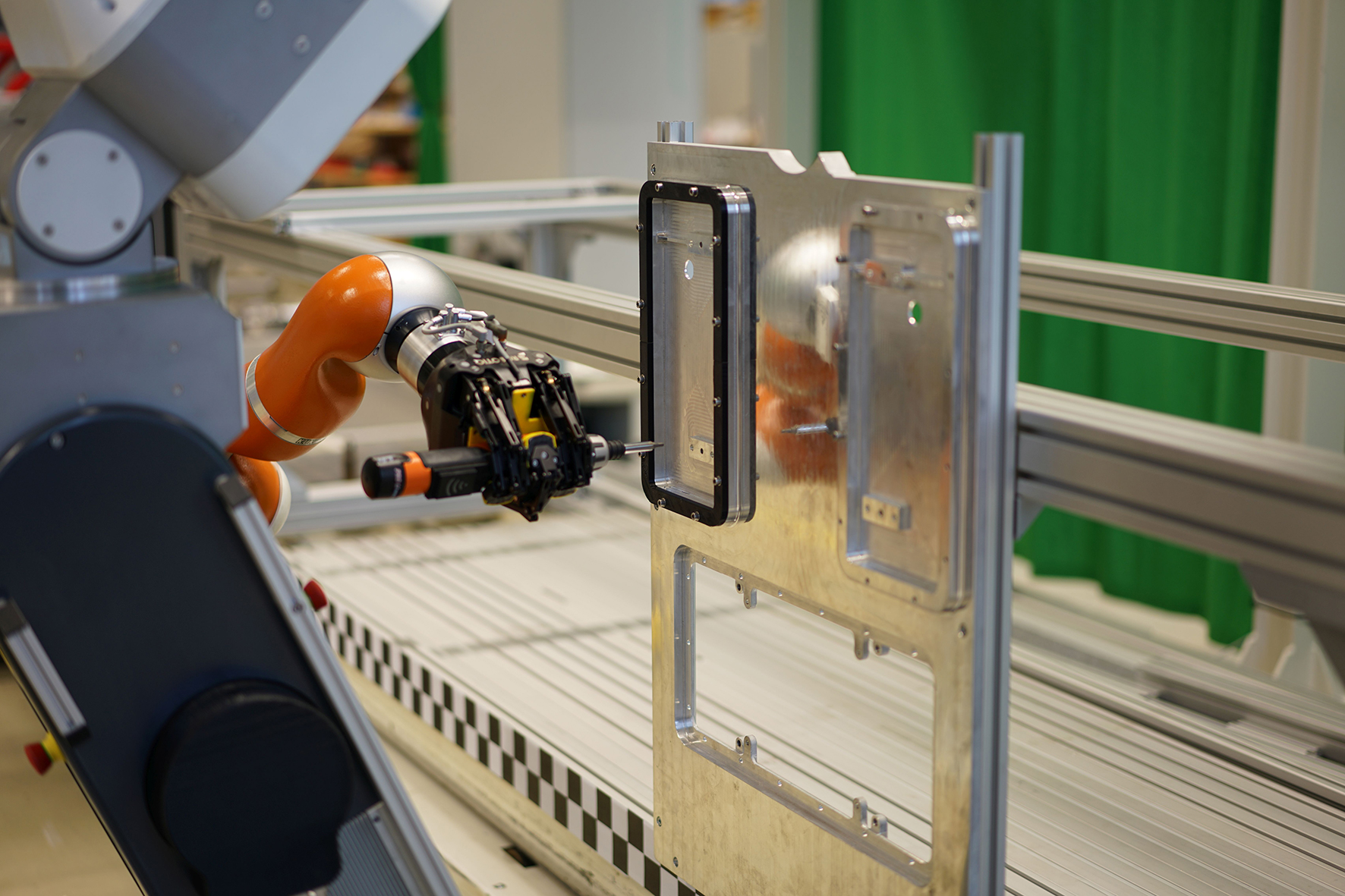 Forschungsprojekt: Mobile Assistenzroboter in der Fließfertigung 3 204385 kabellose steuerungsarchitektur fue 20210311134943