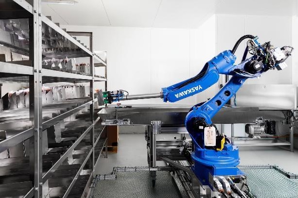 Roboter als autonomer Wurstverkäufer 2 210208 Yaskawa 1