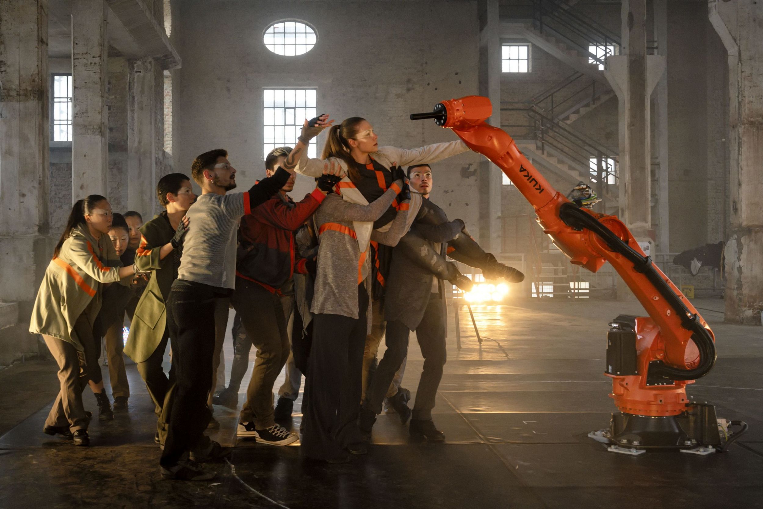 Kuka-Roboter im Staatstheater Augsburg 2 211201 kinesphere foto jan pieter fuhr 3047 1 scaled