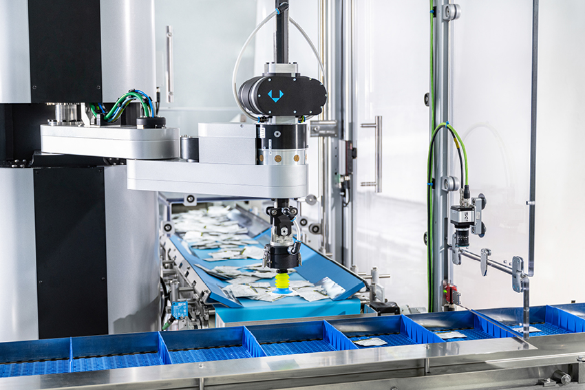 Schubert steigert Umsatz und launcht Cobot 8 214750 02 Schubert Cobot Griff in Unordnung web