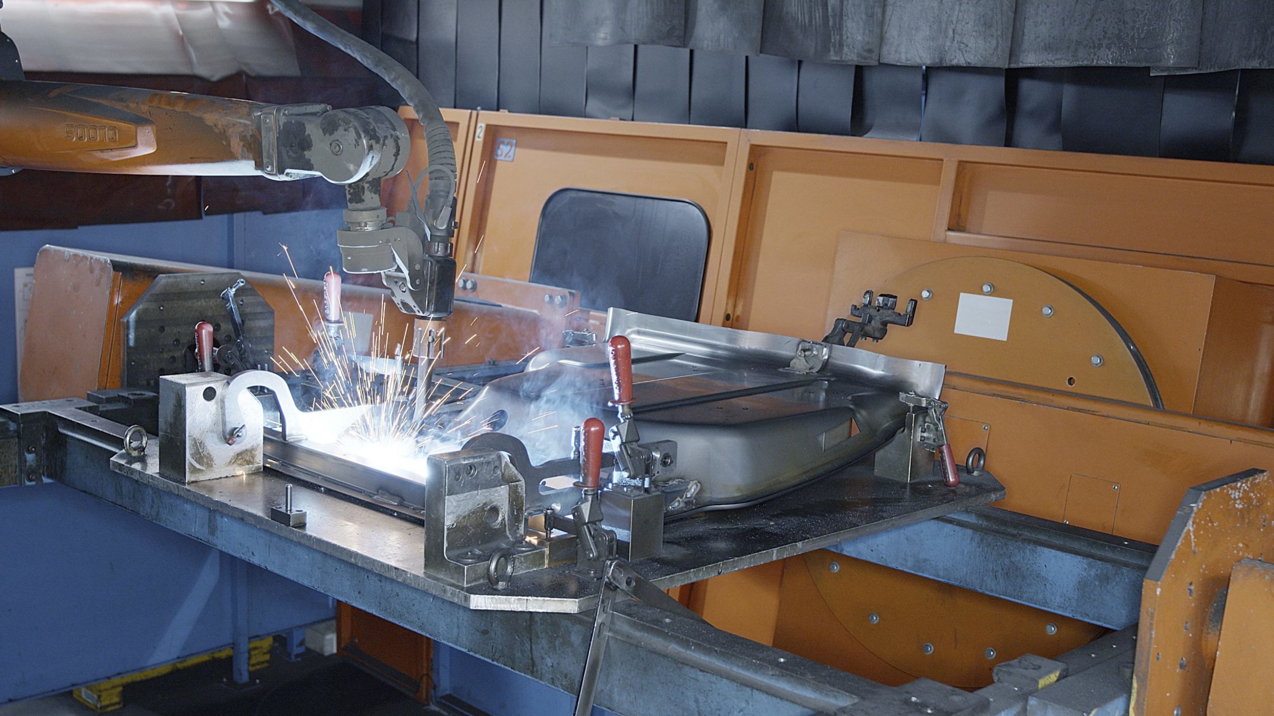 Roboteranlage zum automatisierten Schleifen in gleichbleibend hoher Qualität 8 web 211151 CLOOS KohnundSohn 006 print scaled