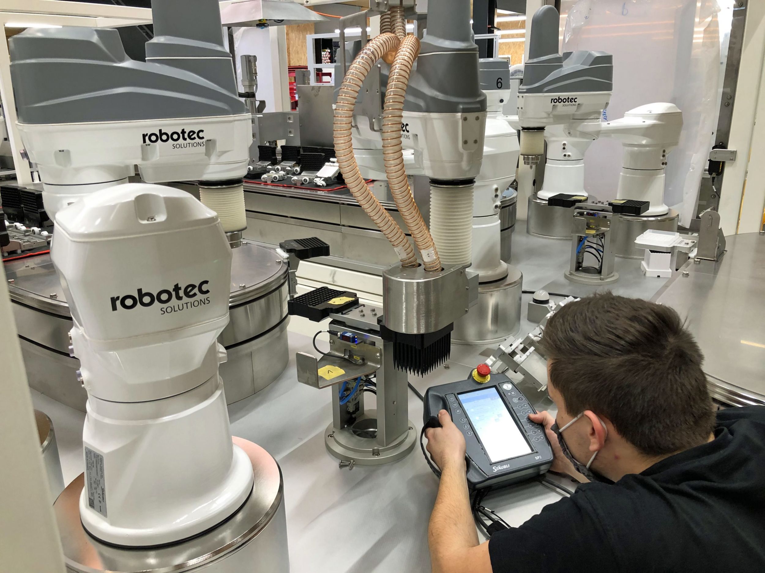 Robotergestützte Fertigungslösungen für die Medizintechnik 10 web 218008 Pipetten Handling 1 scaled