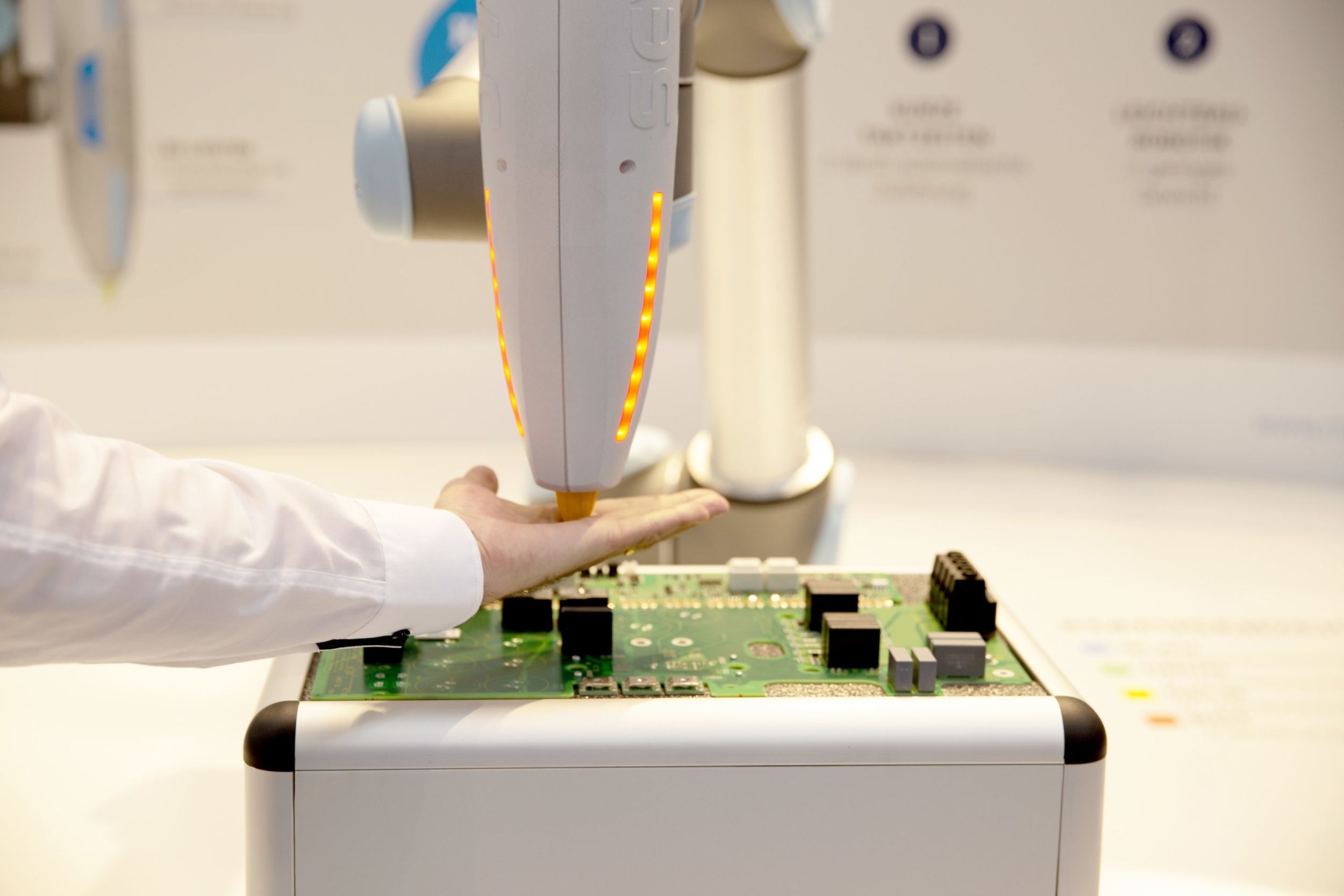 web 211988 WEBER SEV C Mensch R Kollaboration02 scaled