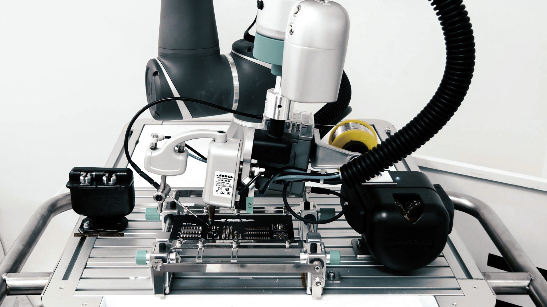 web 212200 Detailansicht Roboterkopf mit Loetm 20210617123703