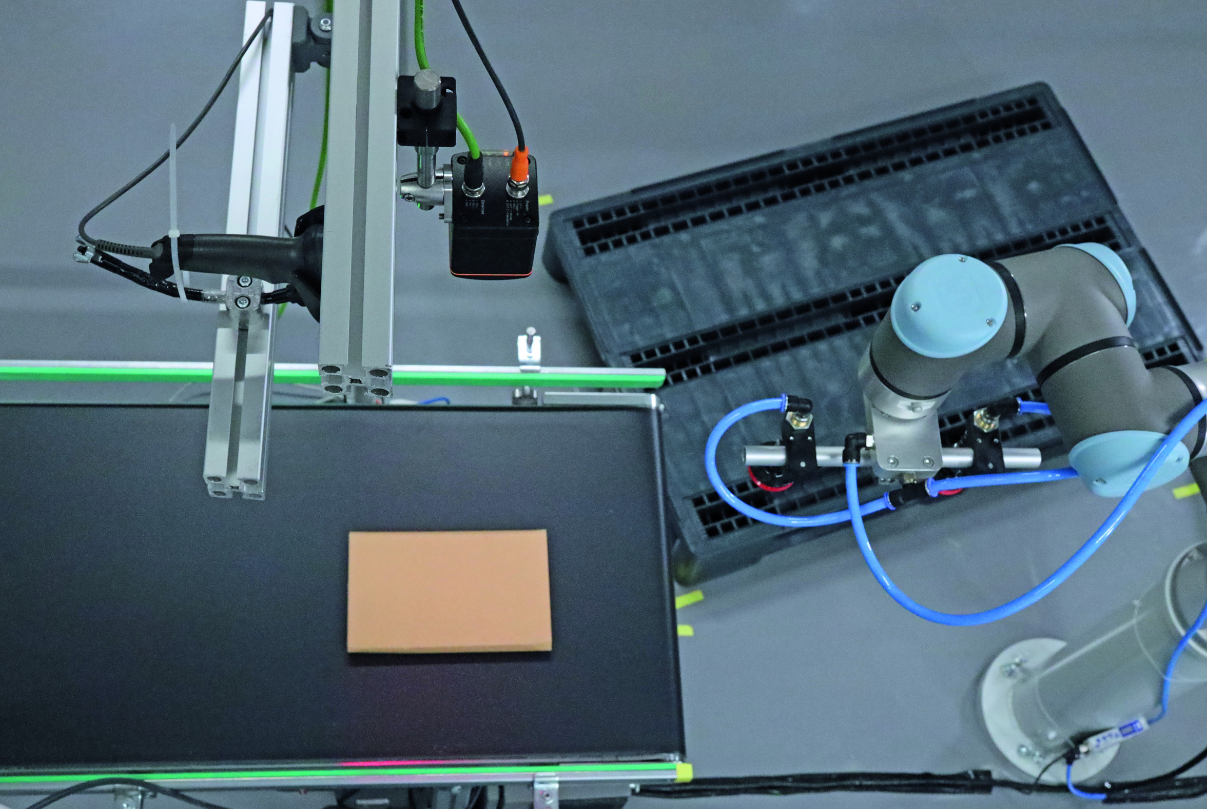 web 220735 Appl Unchained Robotics 04 fbg