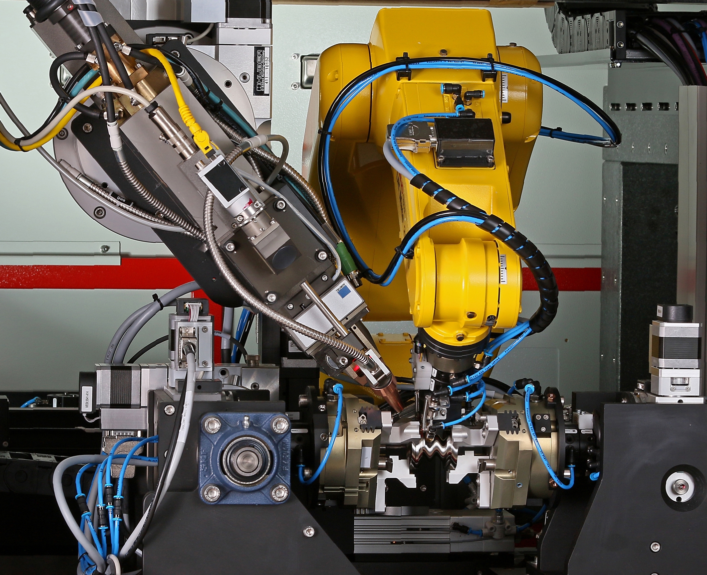 233527 VersaWeld Robot Loading