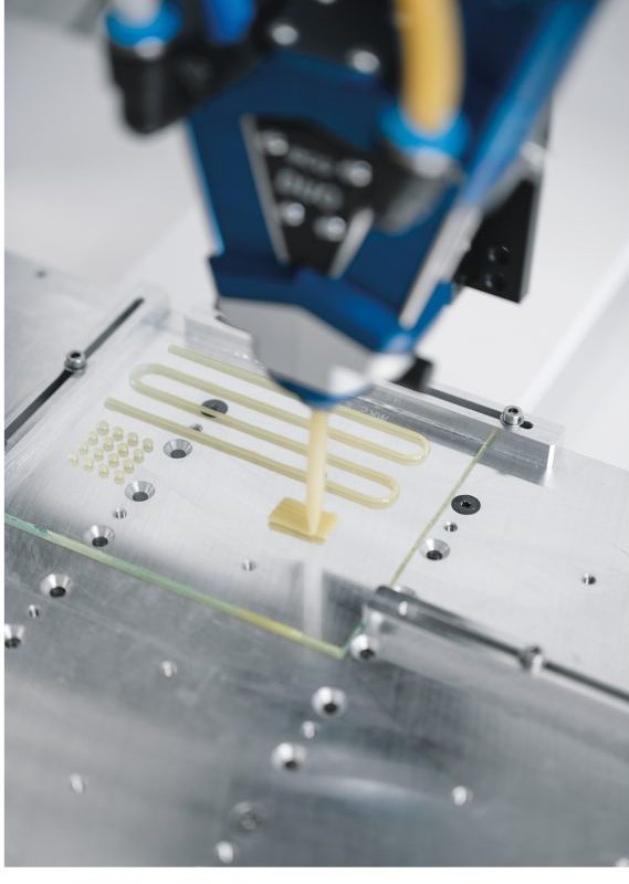 Präzises Dosieren bei unterschiedlichen Viskositäten 11 233857 ViscoTec Applying32of32thermal32paste 0 scaled e1646645689162