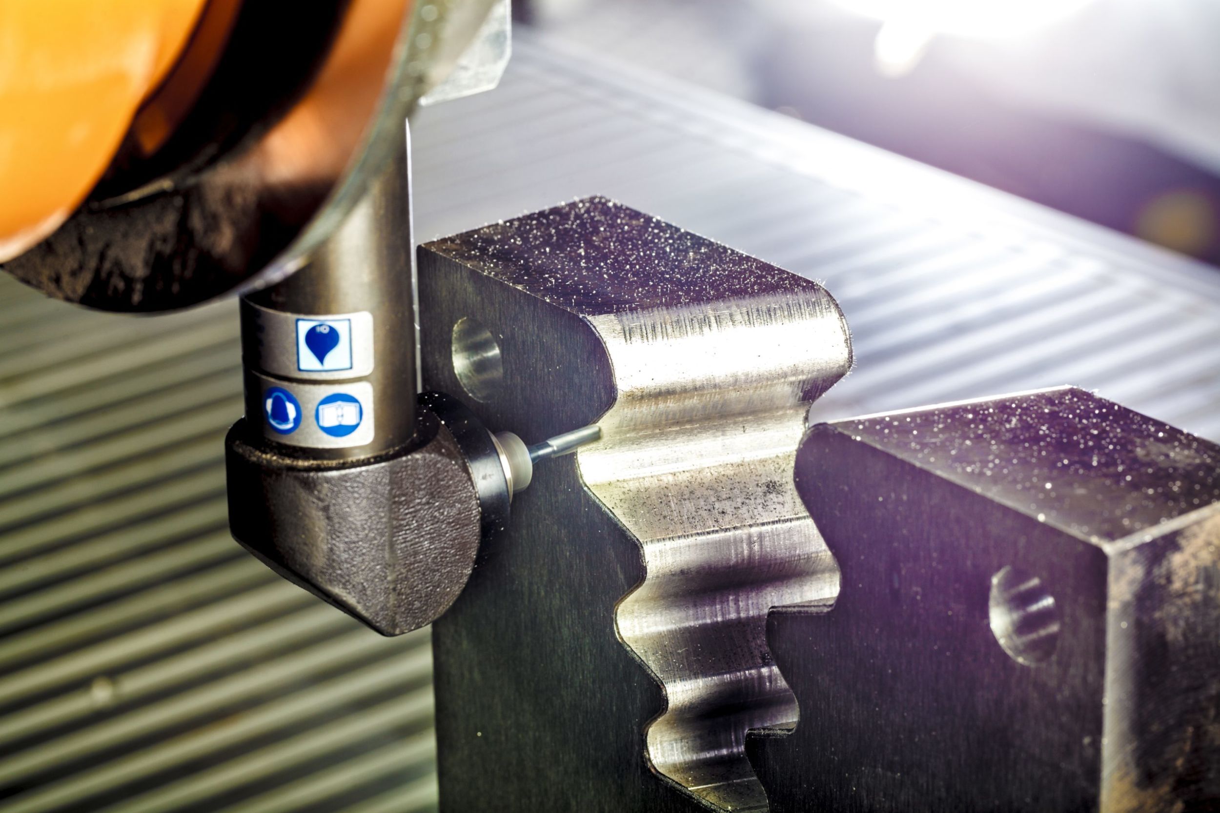 Bild 1 Roboterbasiertes Entgraten scaled