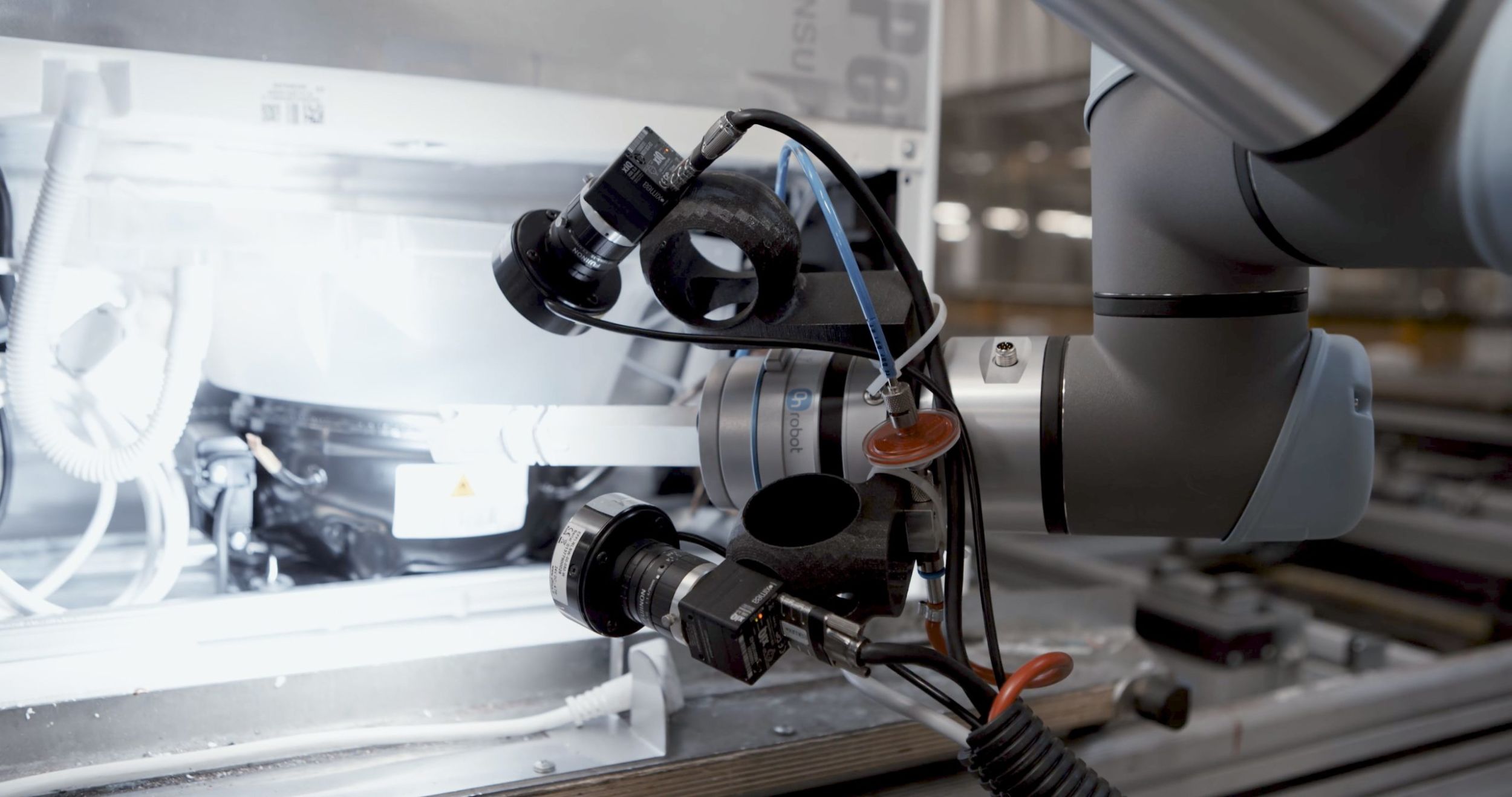 Automatisierte Dichtheitsprüfung für Haushaltsgeräte 6 web 232988 Die Schnueffelsonde faehrt heran c 20220221130824 scaled