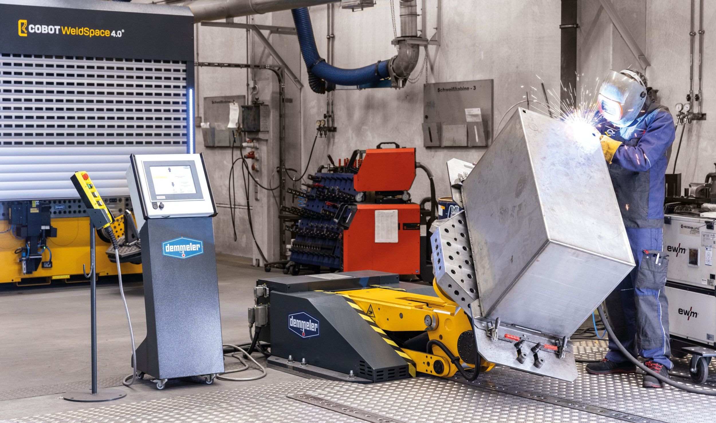 Cobot-Anlage für das Lichtbogenschweißen 4 web 238910 DEM Schulz Foerdersysteme COBOT Wel 20220422134354 scaled