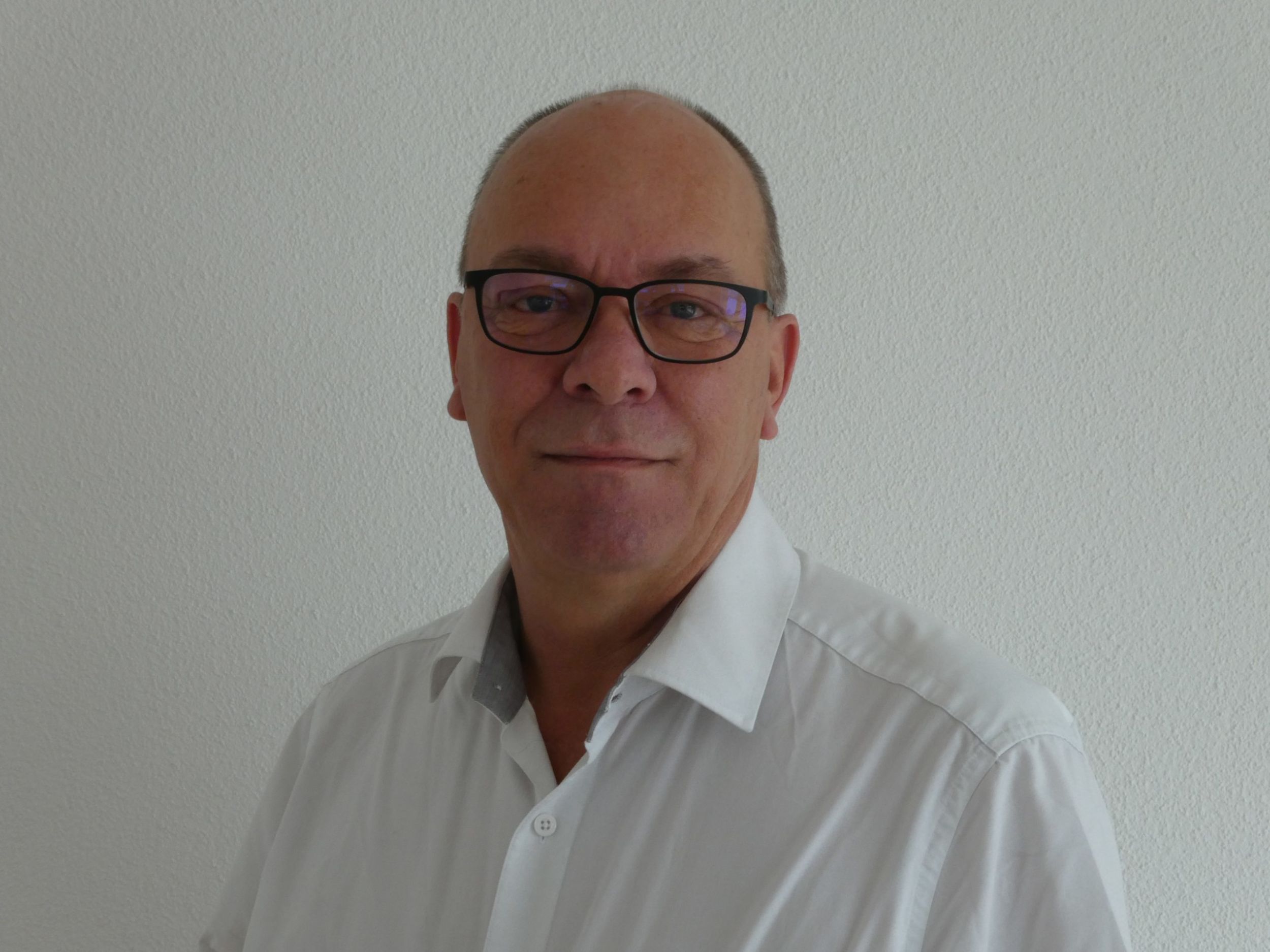 web 242312 Reich Daniel mit Brille scaled