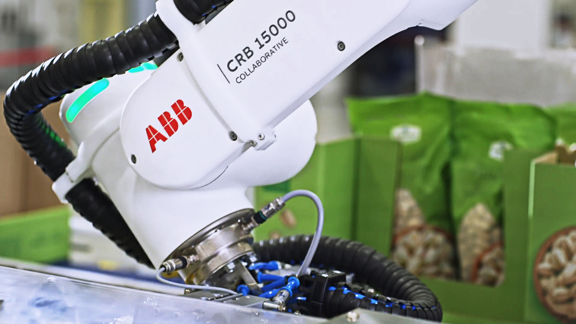 Cobot verpackt Cashews 2 web 242555 220524 ABB Robotics Referenz Dan D Pak 1