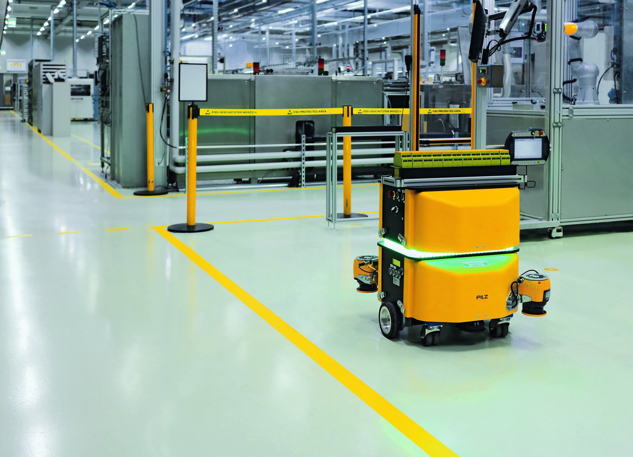 Sicherheit für alle! 4 web 250492 F Press A Material Handling AGV wit 20220830115715