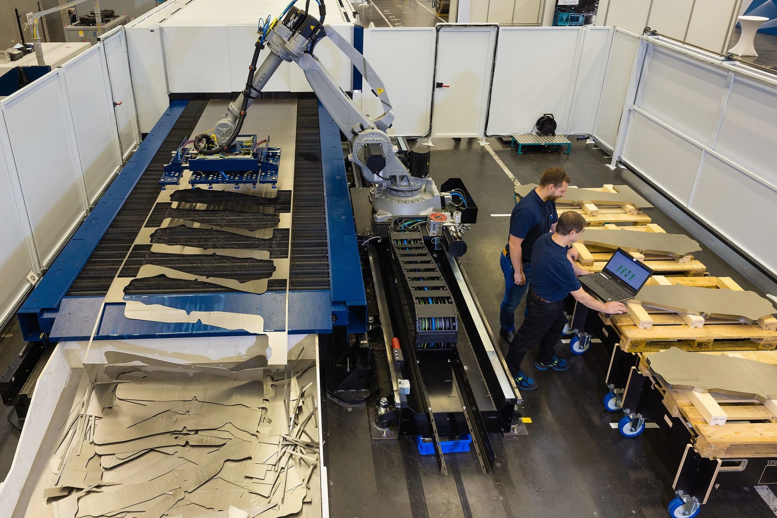 web 250634 TRUMPF Neukirch hochautomatisierte Laseranlage scaled