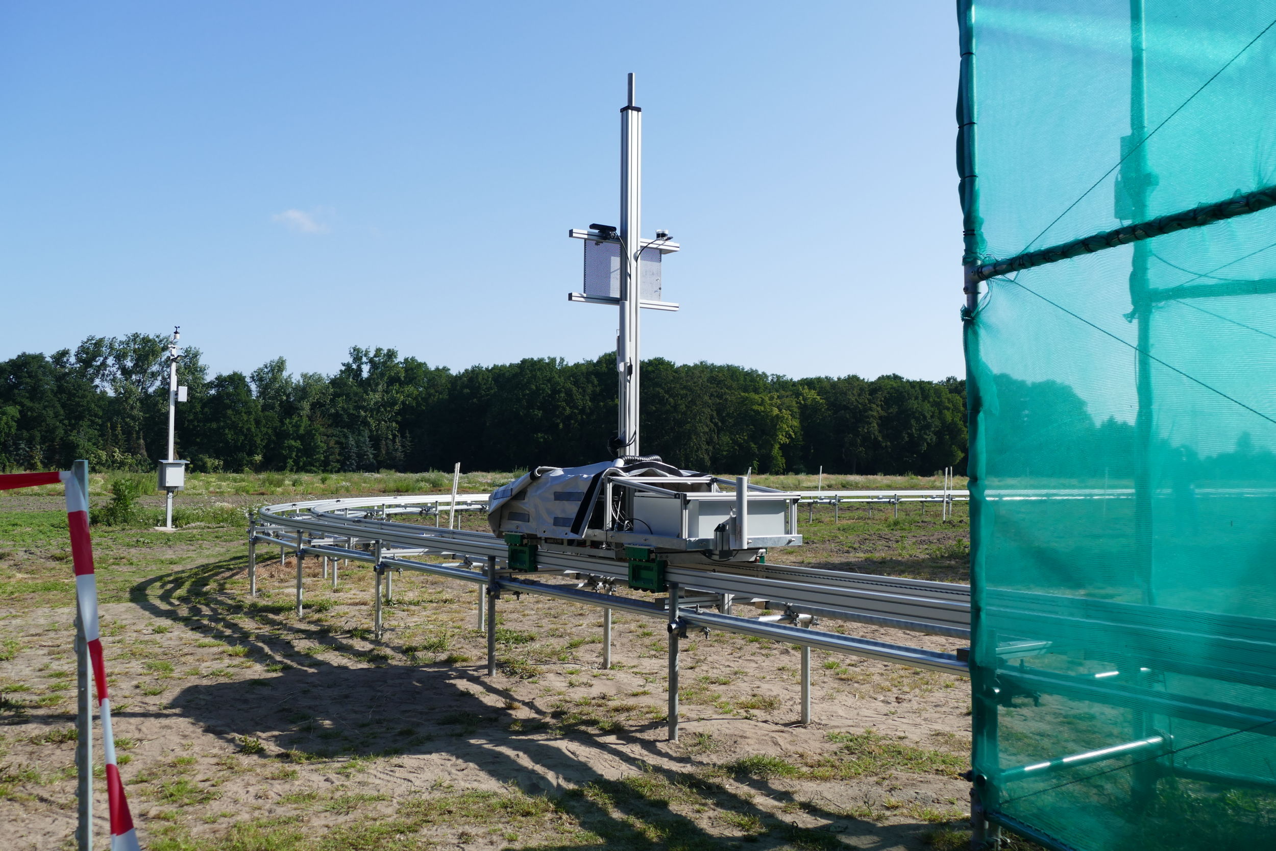 Automatisierte mobile Messstation 8 Dolly auf Messfahrt - an dem Mast werden unterschiedliche Sensoren angebracht