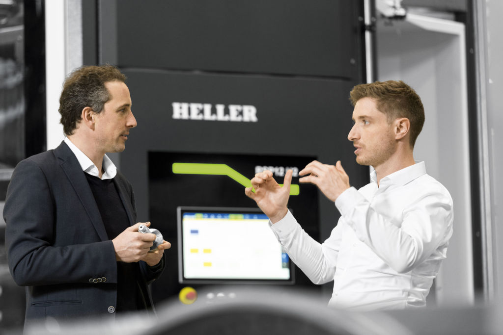 Maßgeschneiderter Standard 1 Immer mehr Anwender wollen zur CNC-Maschine die passende Roboterzelle gleich mit dazu. Abteilungsleiter Steffen Heidemann erklärt in ROBOTIK UND PRODUKTION, wie Heller auf diesen Trend reagiert.