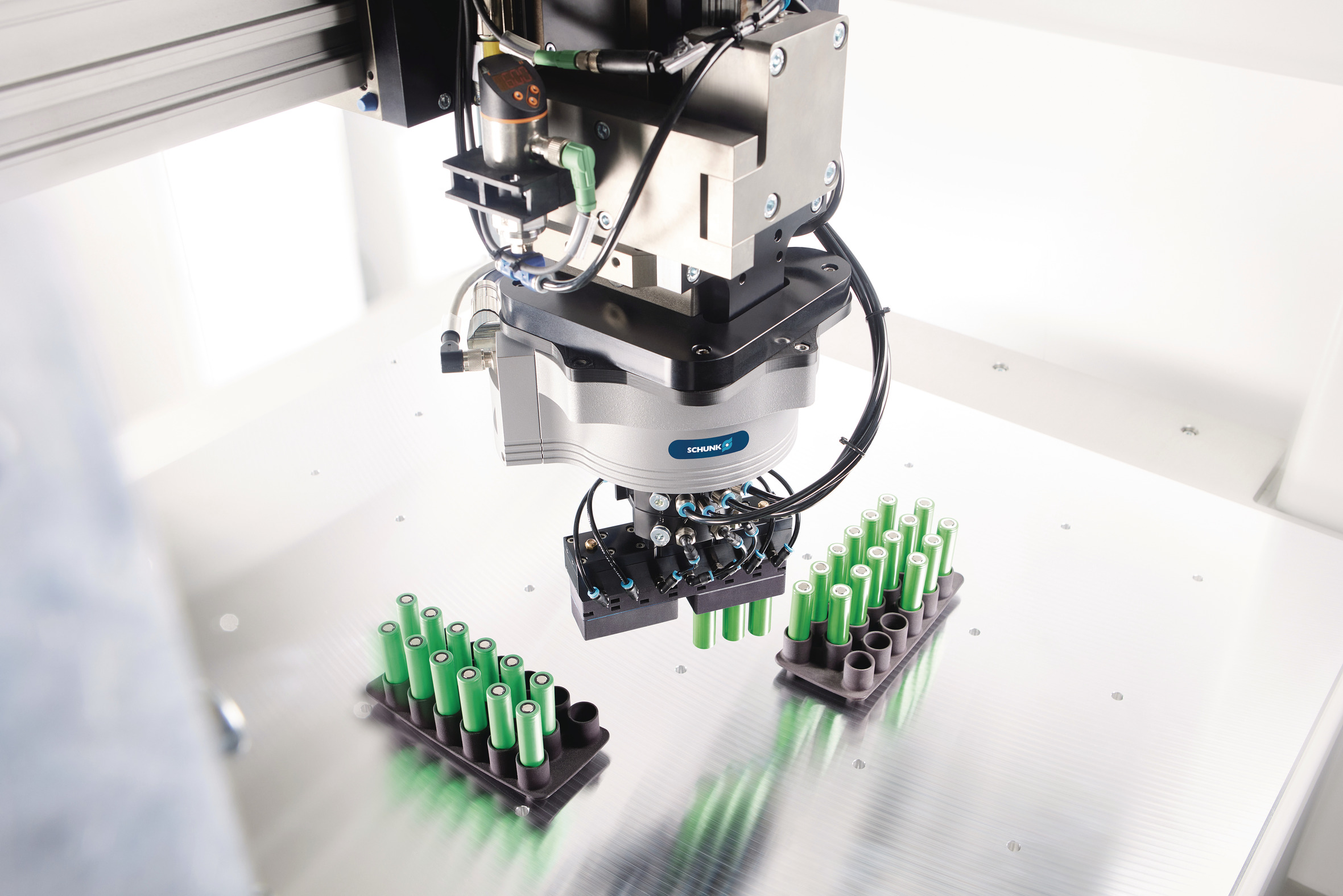 Flache Dreheinheiten mit Direktantrieb 6 Anwendungsfall Batteriezellenmontage: Angebunden an eine Dreheinheit ERT 50 und ein Achssystem von SCHUNK, nimmt ein SCHUNK-Greifer die Batteriezellen auf und positioniert sie exakt nach Vorgabe.